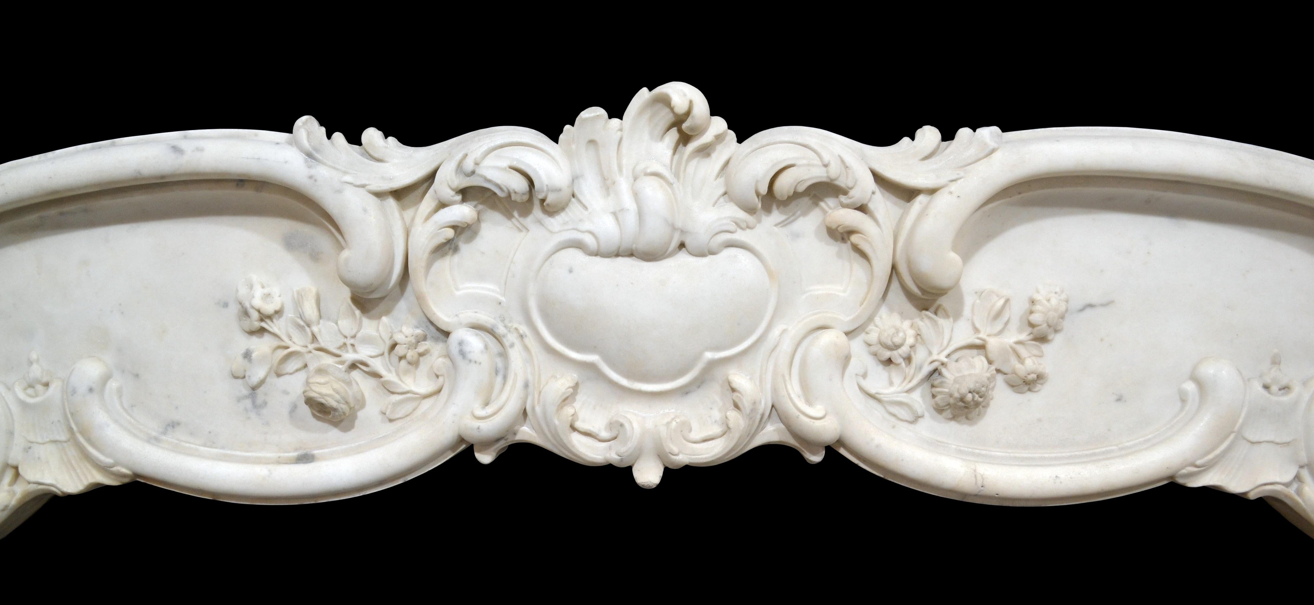 Französischer Rokoko-Kaminsims aus dem frühen 19. Jahrhundert (Carrara-Marmor) im Angebot