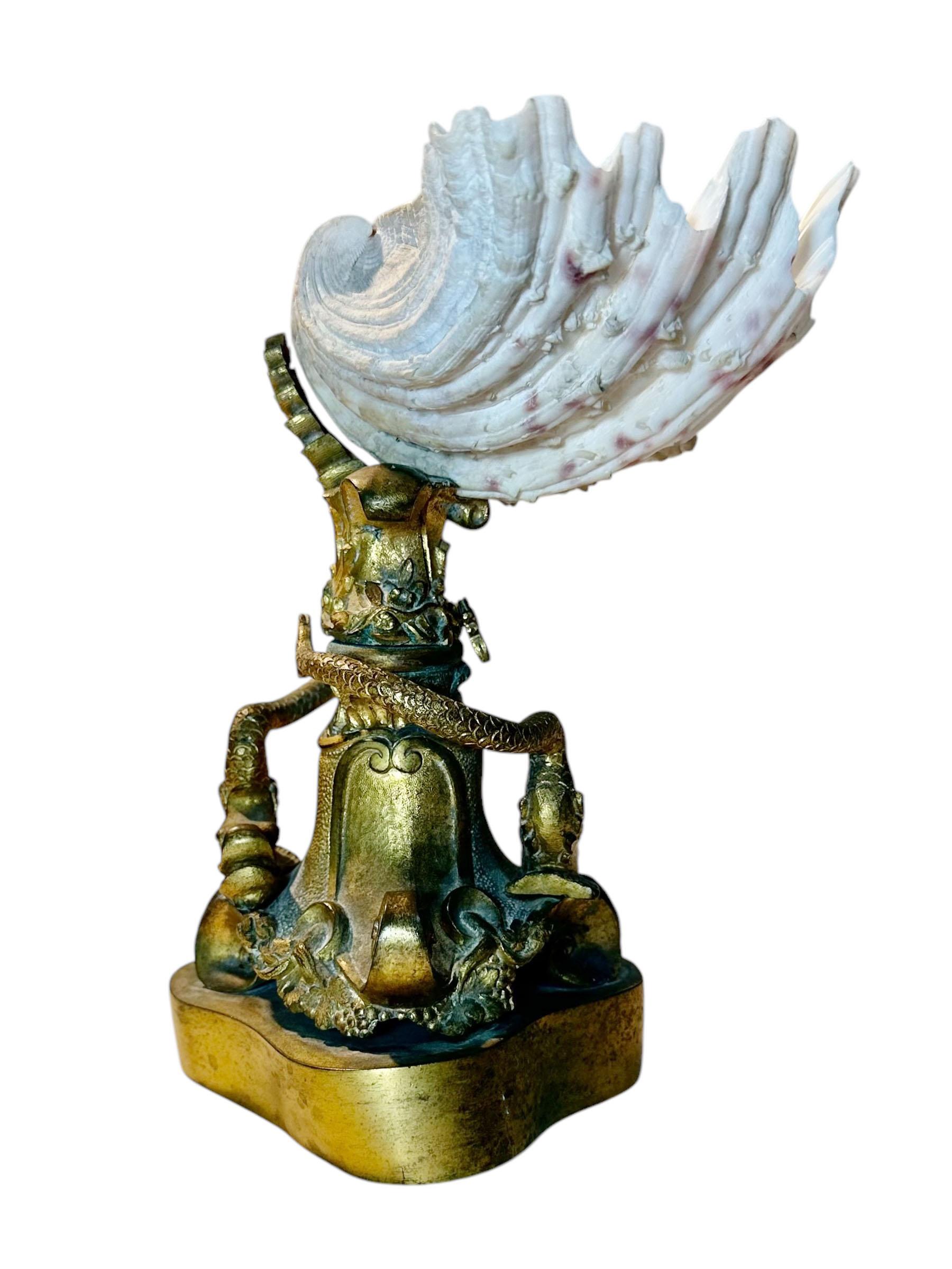 Si tratta di un piatto davvero meraviglioso, realizzato in bronzo massiccio e con un bellissimo dettaglio che raffigura due delfini. Tutto originale. Circa 1800. 
