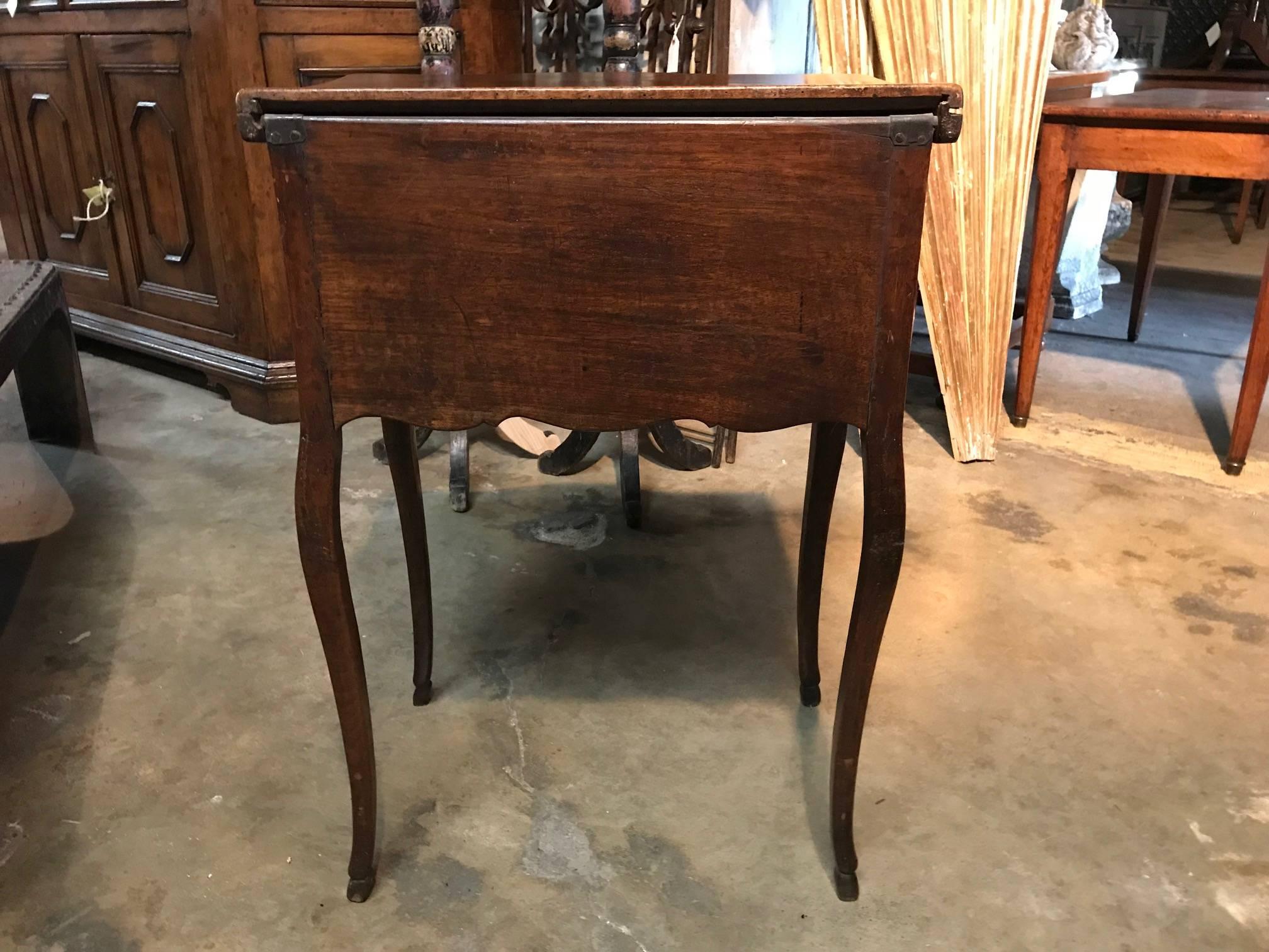 Early 19th Century French Side Table in Walnut 7