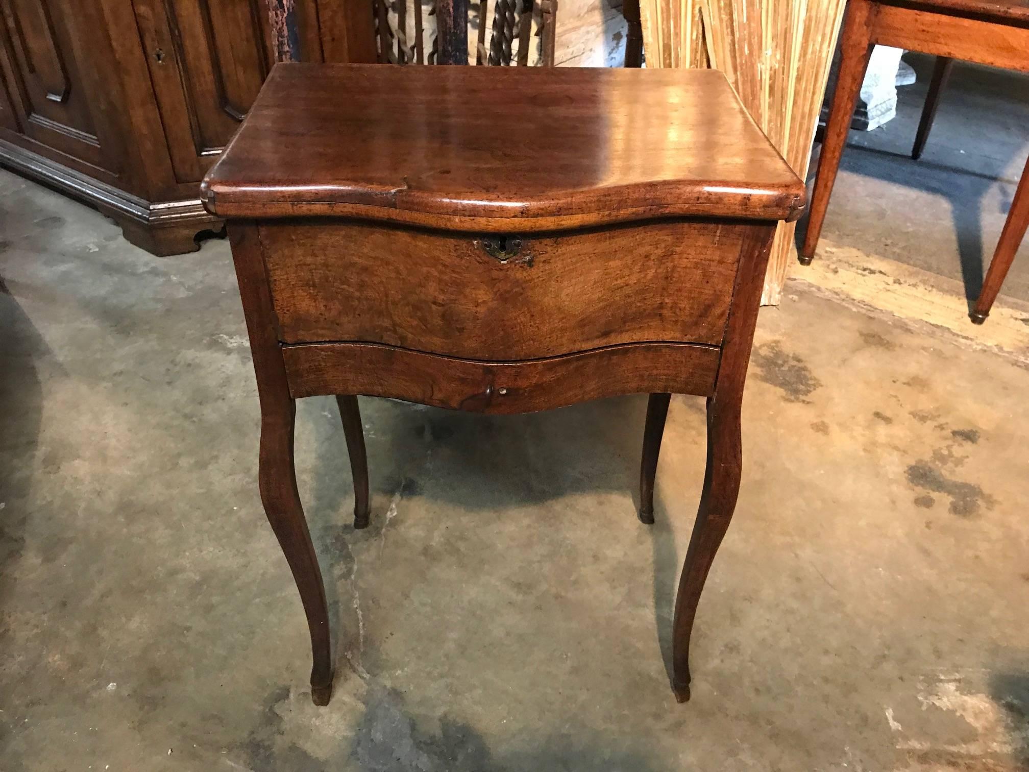 Early 19th Century French Side Table in Walnut In Good Condition In Atlanta, GA