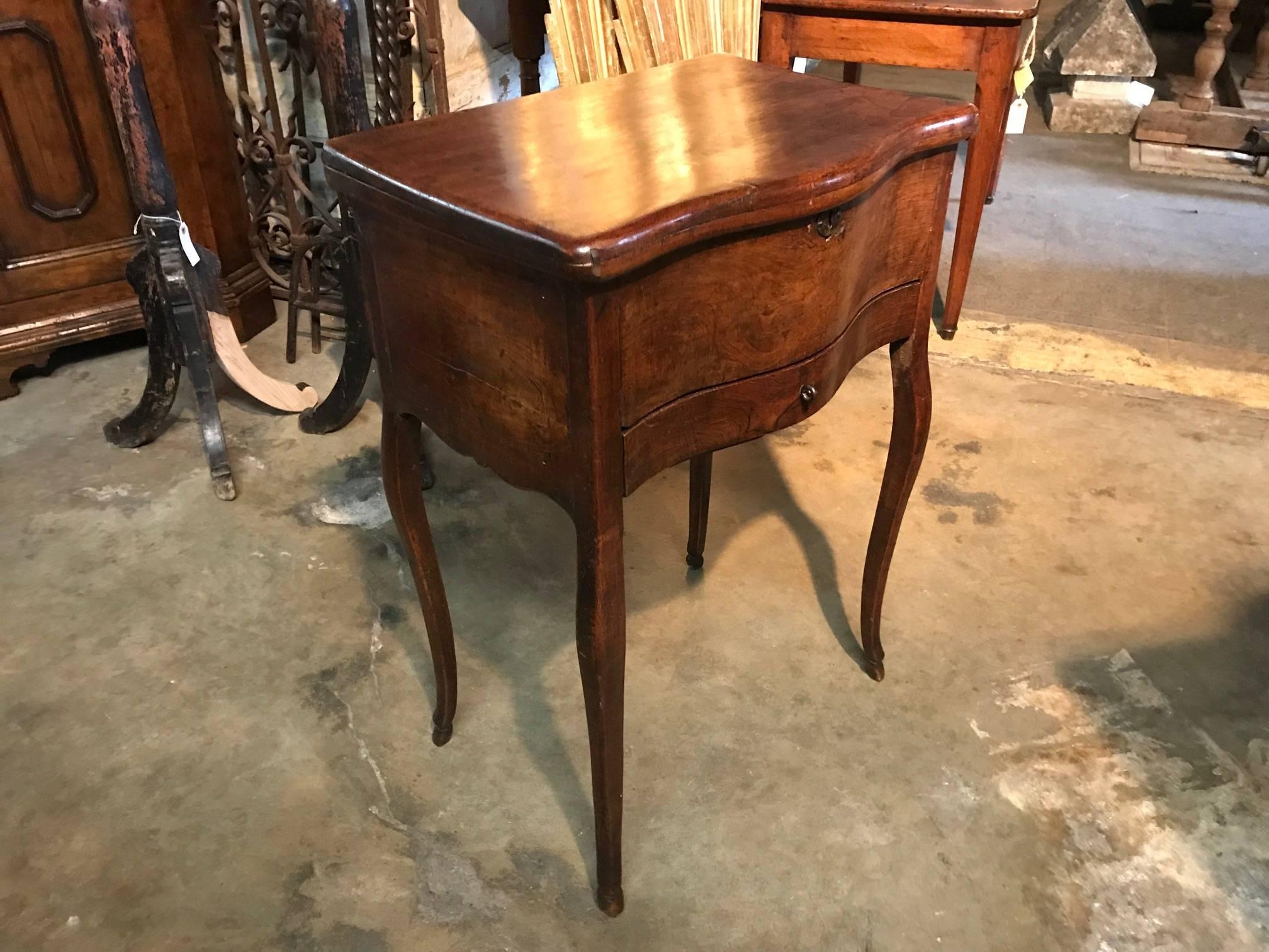 Early 19th Century French Side Table in Walnut 1