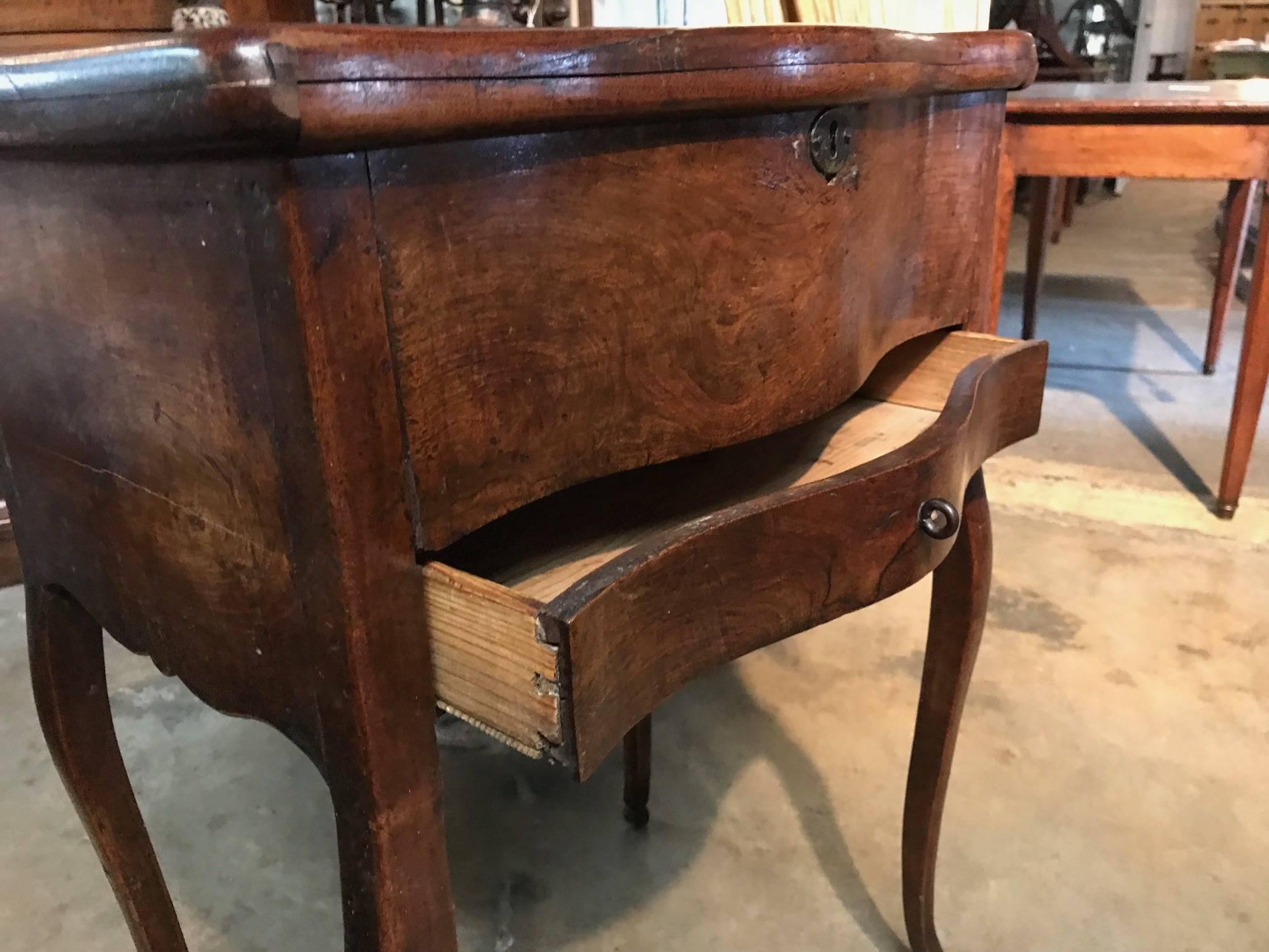 Early 19th Century French Side Table in Walnut 4