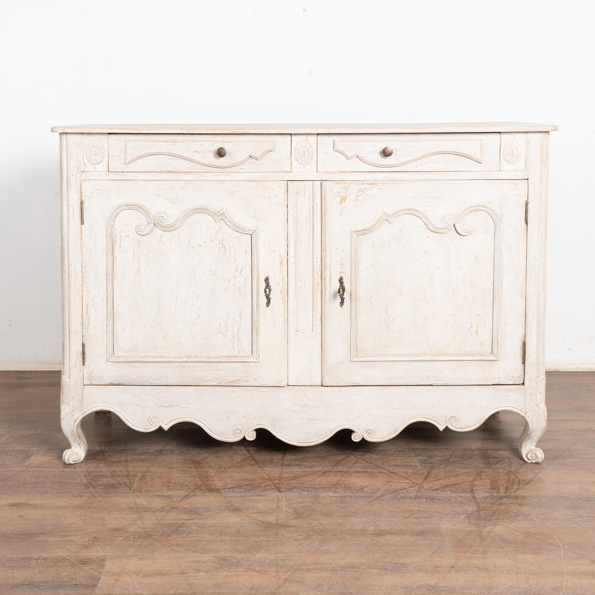 Frühes 19. Jahrhundert Französisches Sideboard Buffet Weiß gestrichen im Zustand „Relativ gut“ im Angebot in Round Top, TX