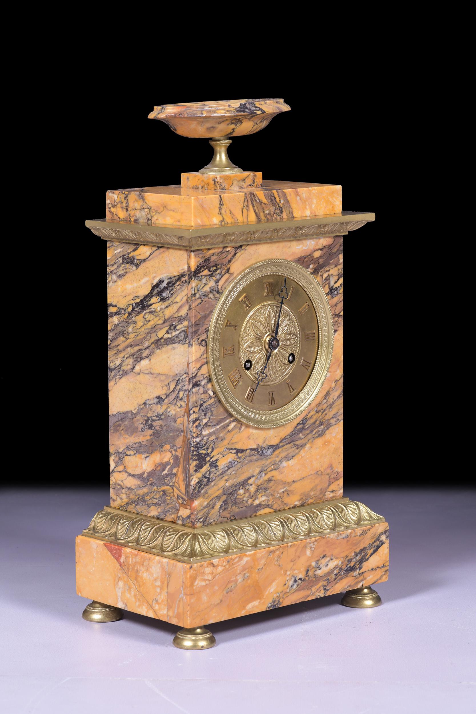 Französische Kaminuhr aus Siena-Marmor aus dem frühen 19. Jahrhundert (Restauration) im Angebot