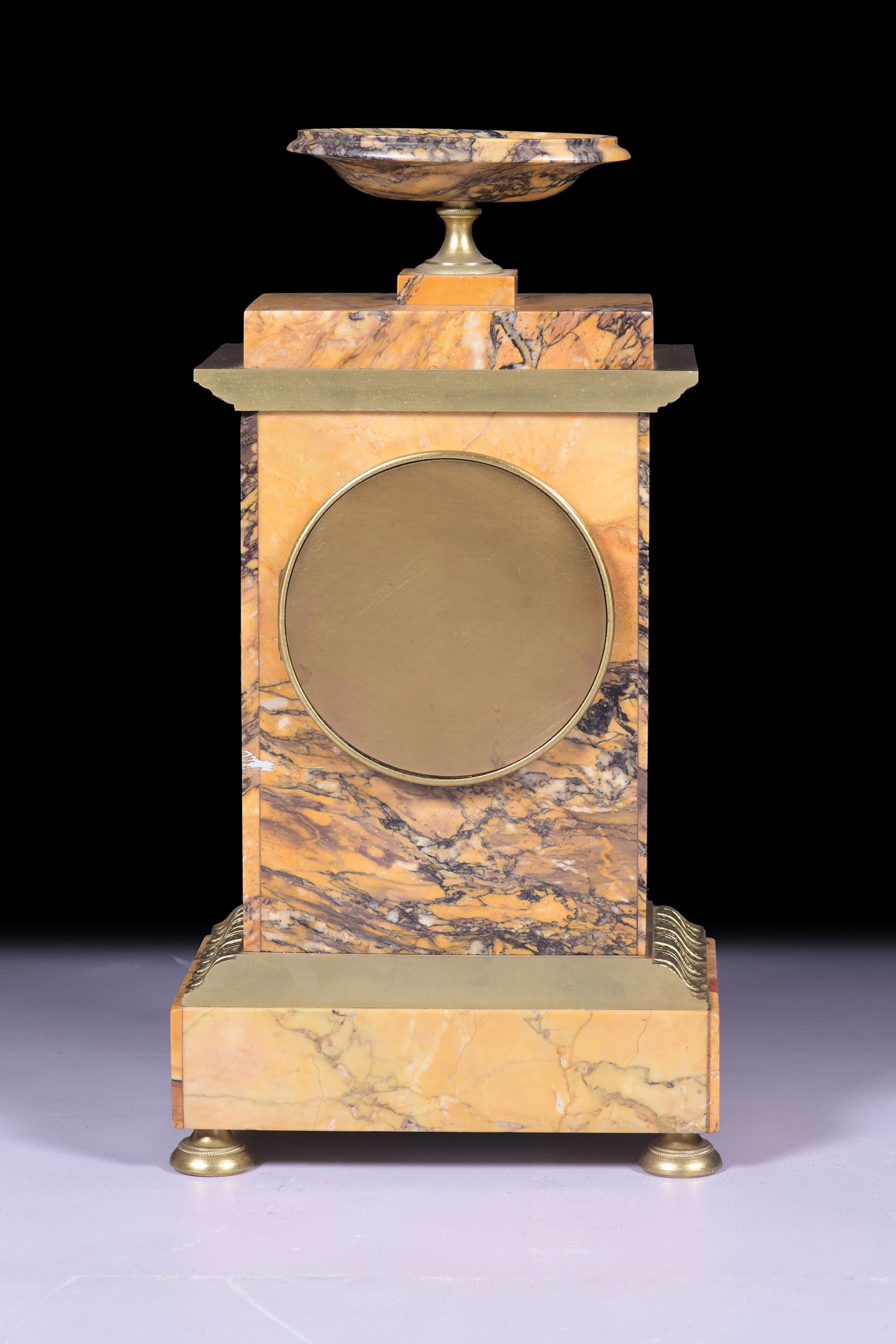 Französische Kaminuhr aus Siena-Marmor aus dem frühen 19. Jahrhundert (Goldbronze) im Angebot