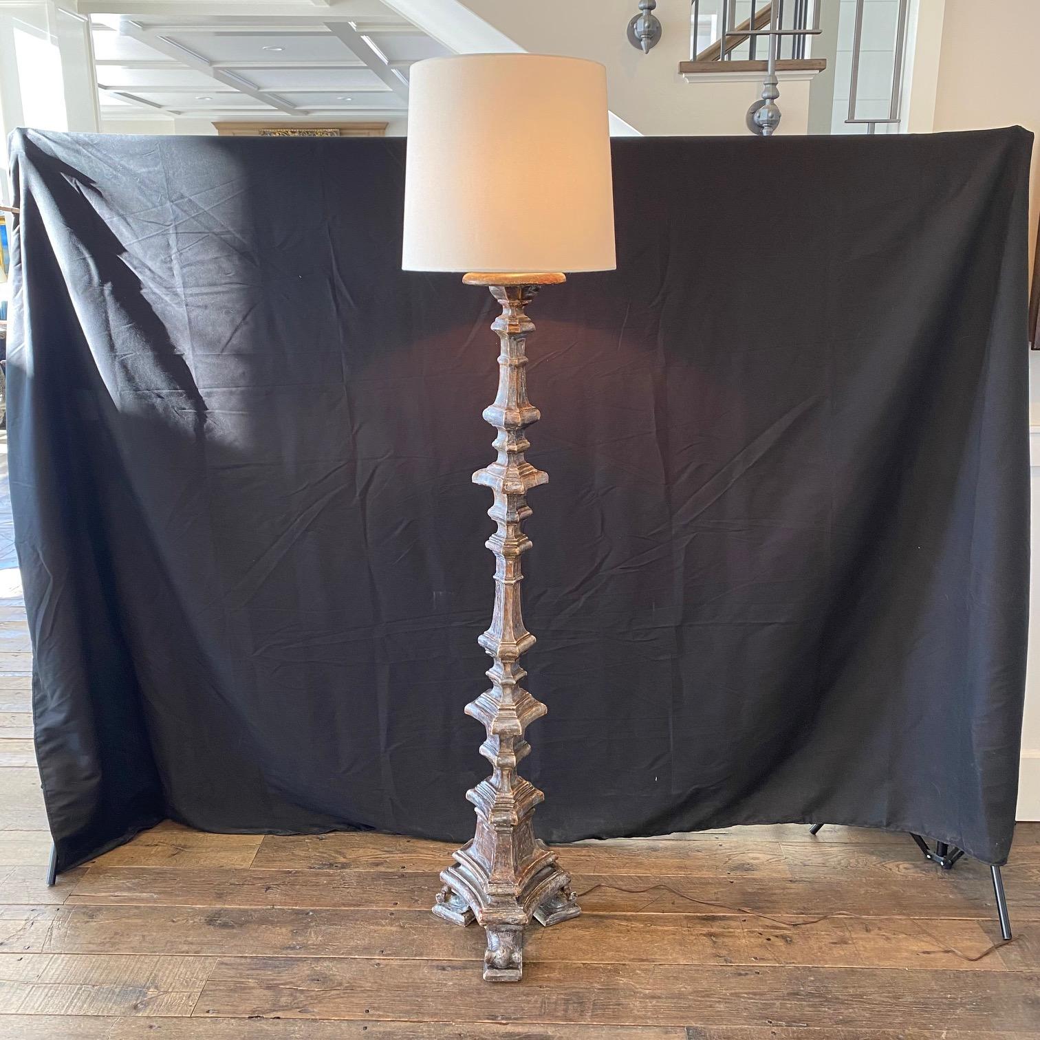 Lampadaire néoclassique français du début du XIXe siècle, peint en argent doré et sculpté en vente 3