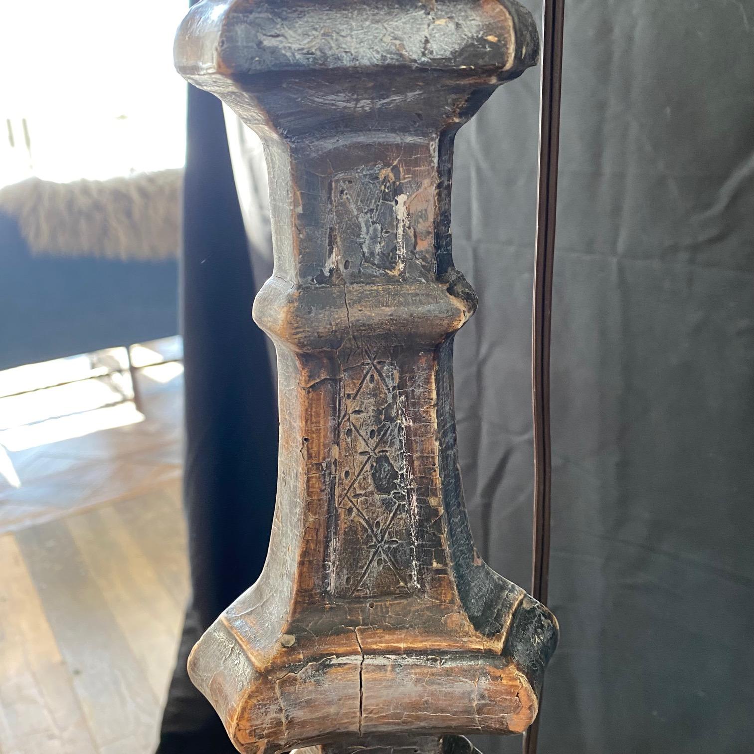 Lampadaire néoclassique français du début du XIXe siècle, peint en argent doré et sculpté en vente 4