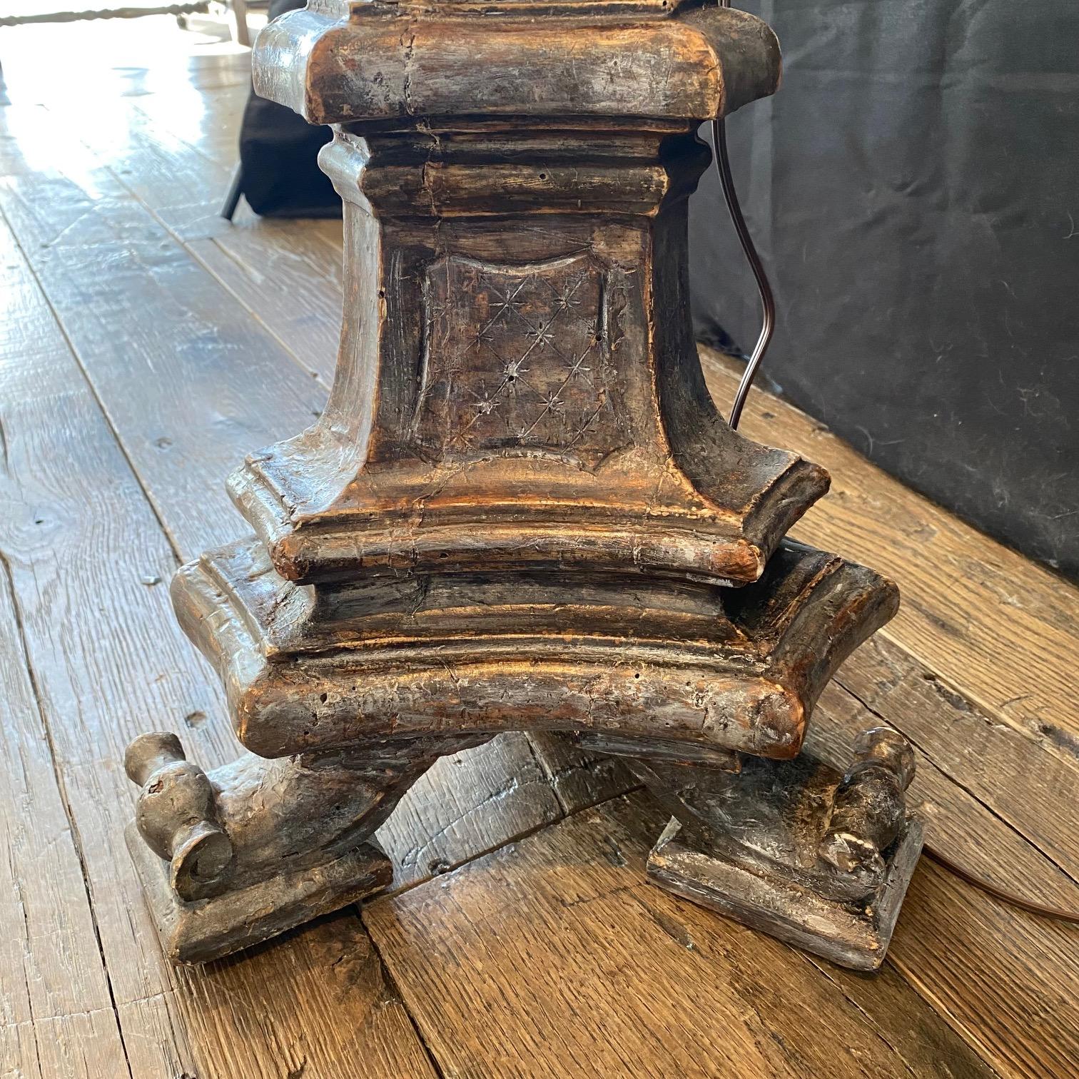 Lampadaire néoclassique français du début du XIXe siècle, peint en argent doré et sculpté en vente 5