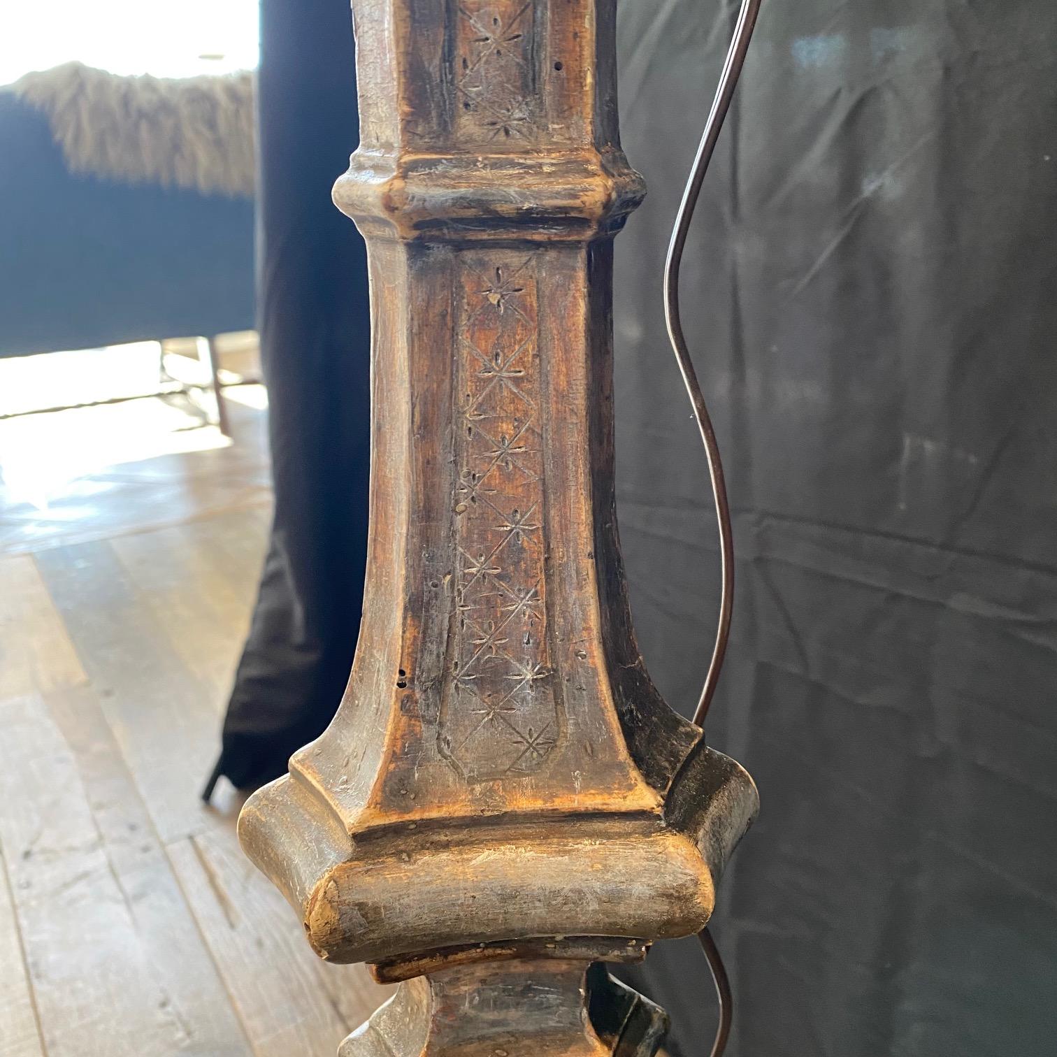 Lampadaire néoclassique français du début du XIXe siècle, peint en argent doré et sculpté en vente 6