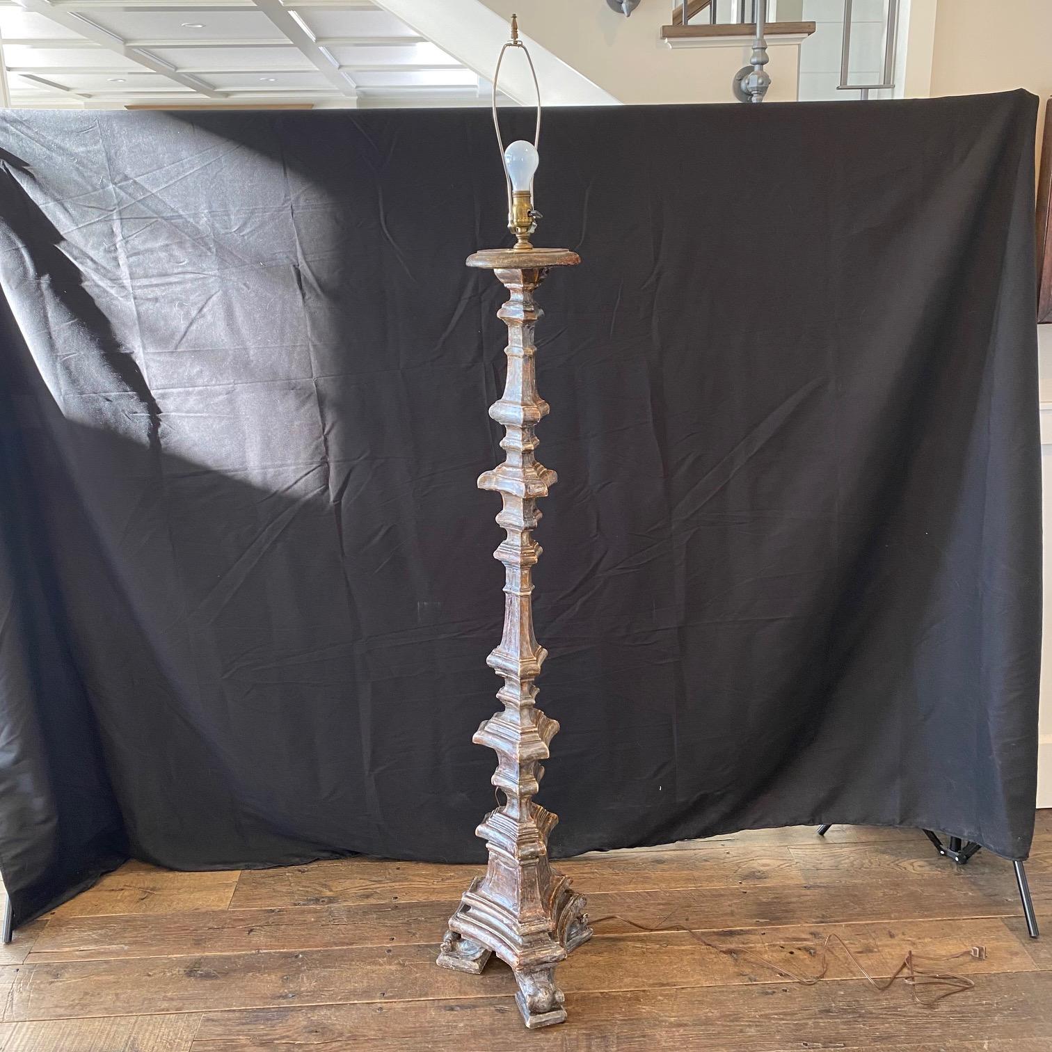 Lampadaire néoclassique français du début du XIXe siècle, peint en argent doré et sculpté en vente 7