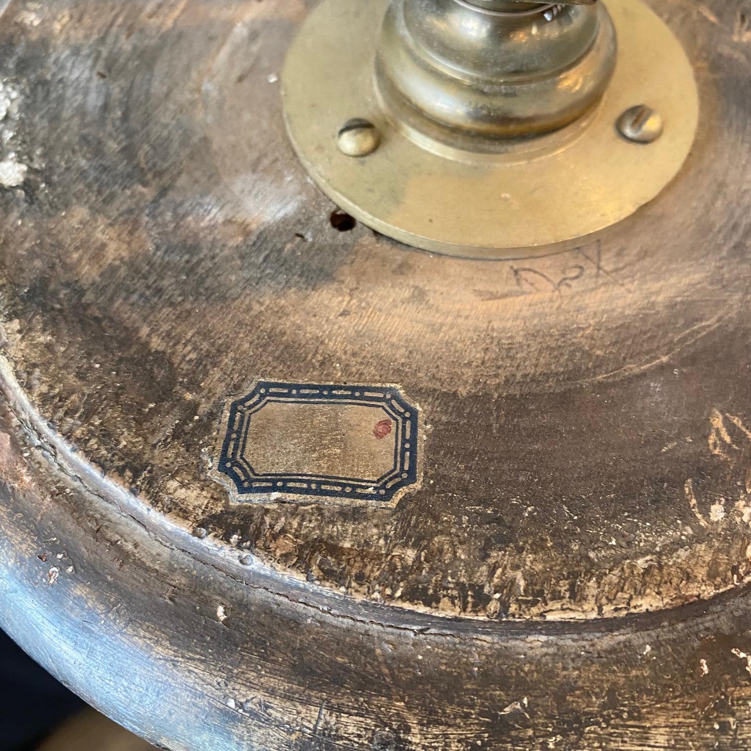 Lampadaire néoclassique français du début du XIXe siècle, peint en argent doré et sculpté en vente 8