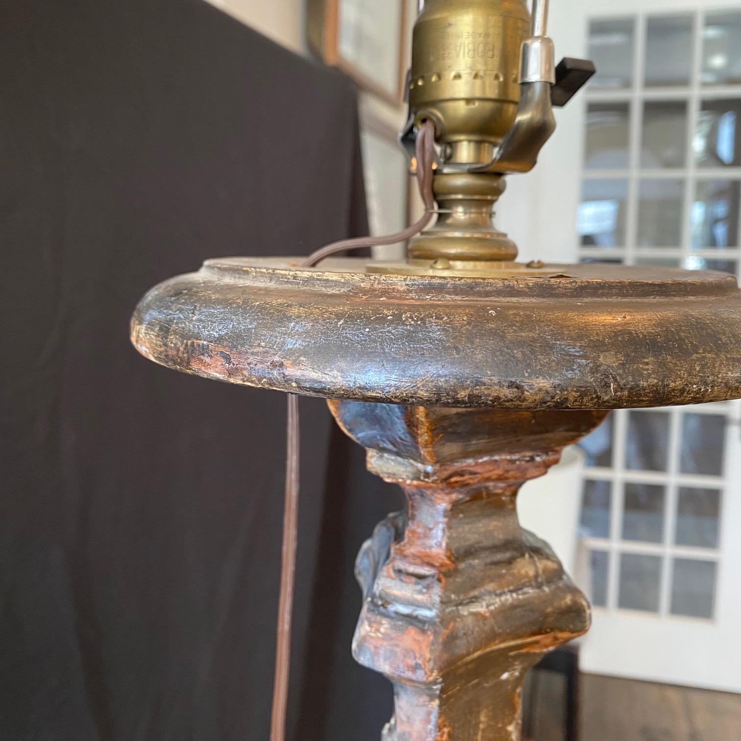 Lampadaire néoclassique français du début du XIXe siècle, peint en argent doré et sculpté en vente 9