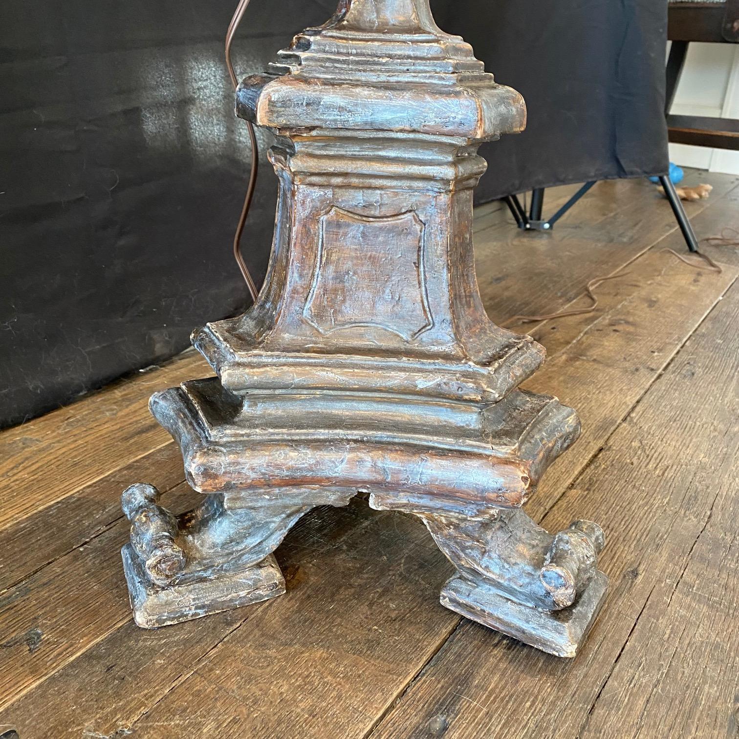 Gracieux et élégant, ce lampadaire haut de gamme de la première heure est chargé d'histoire tout en étant en très bon état. Sa colonne haute et élancée présente des détails sculptés en forme de balustre et d'urne qui lui confèrent une silhouette