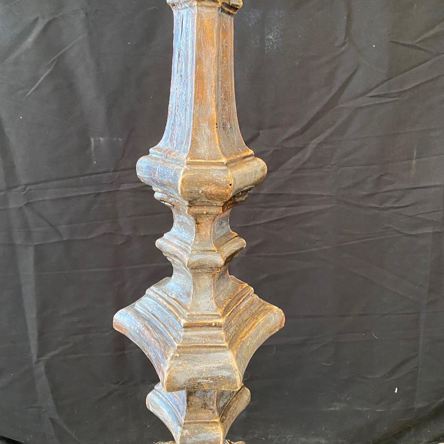 Français Lampadaire néoclassique français du début du XIXe siècle, peint en argent doré et sculpté en vente