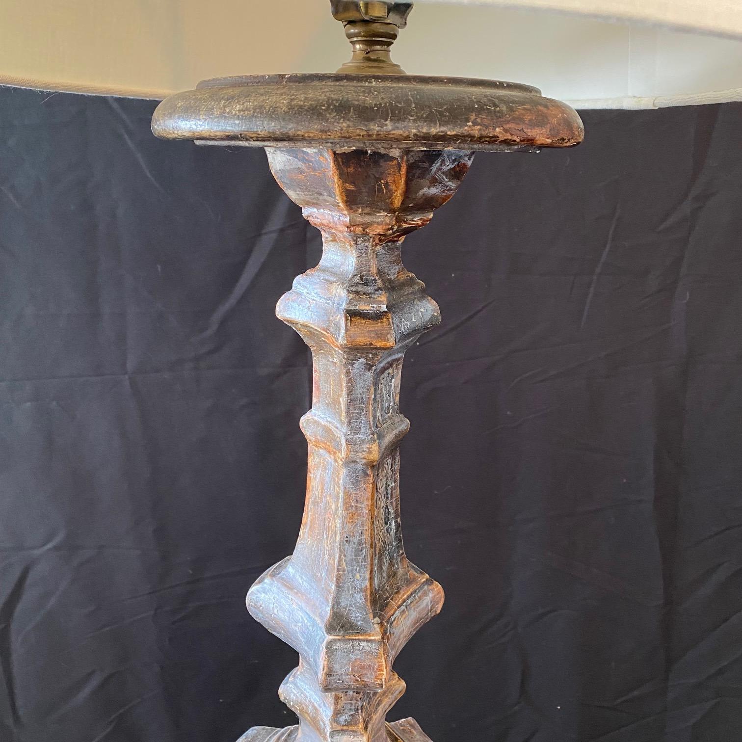 Lampadaire néoclassique français du début du XIXe siècle, peint en argent doré et sculpté Bon état - En vente à Hopewell, NJ