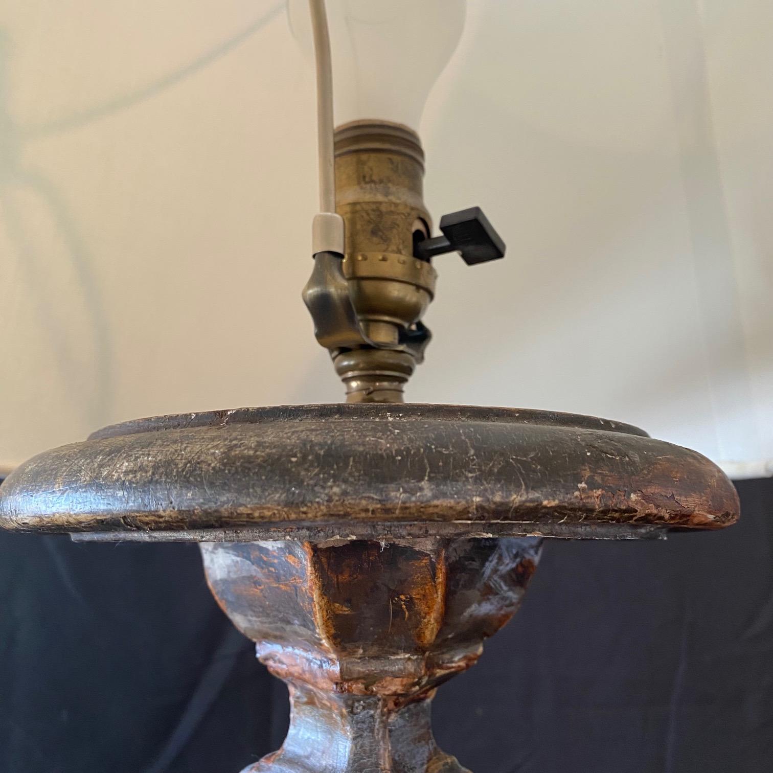 Bois Lampadaire néoclassique français du début du XIXe siècle, peint en argent doré et sculpté en vente