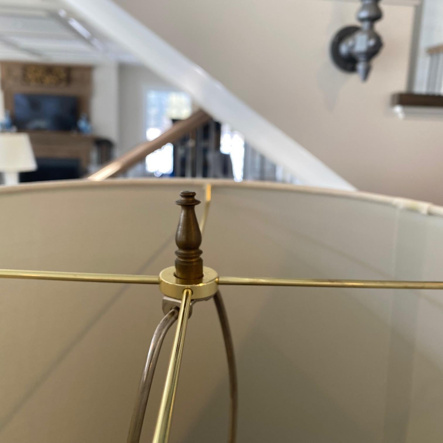 Lampadaire néoclassique français du début du XIXe siècle, peint en argent doré et sculpté en vente 1