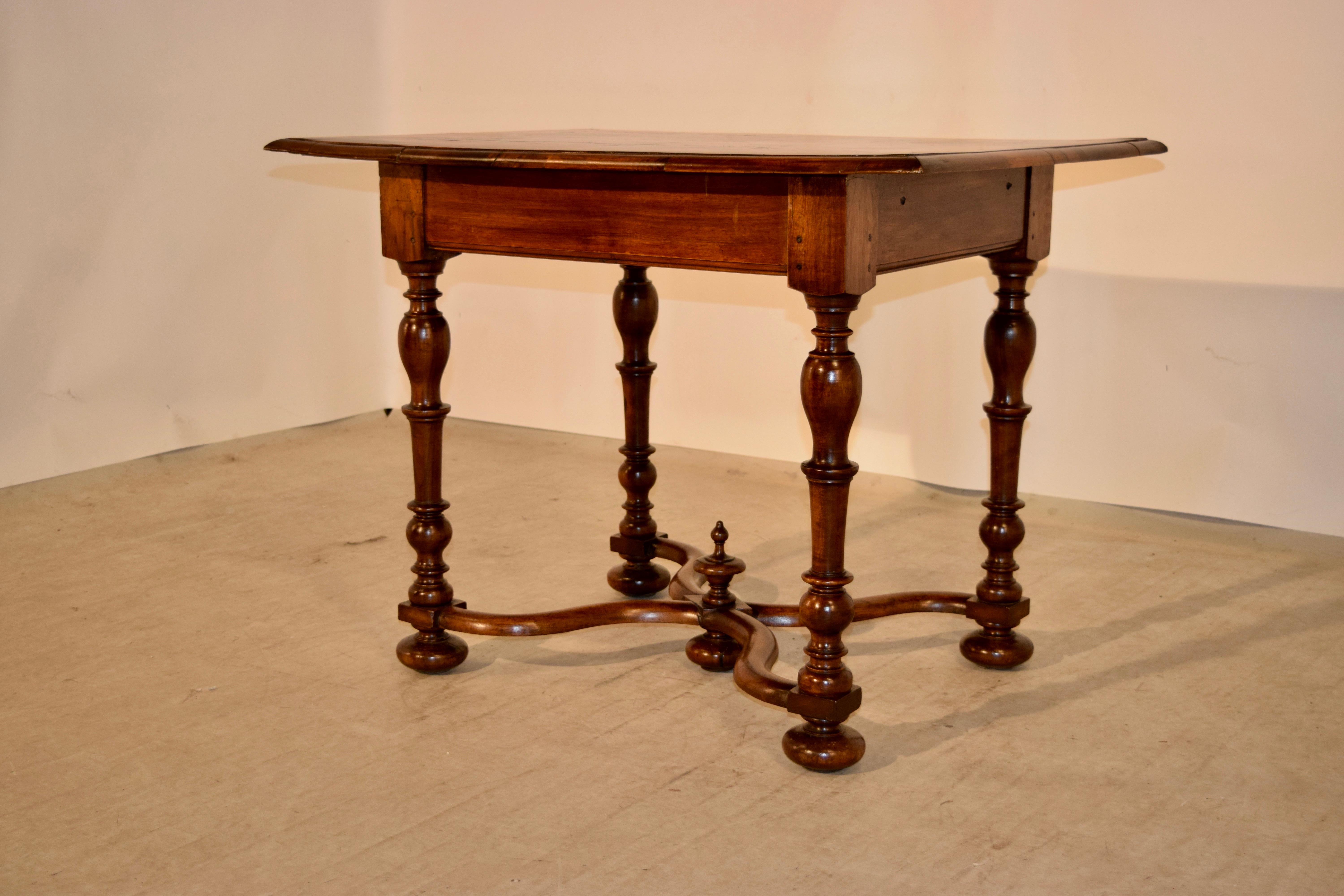 table française du XIXe siècle en noyer. Le dessus est magnifiquement détaillé avec des bandes croisées autour des bords dans un joli motif entourant un motif central avec de la loupe dans un design assorti. Le dessus est fini avec un bord biseauté