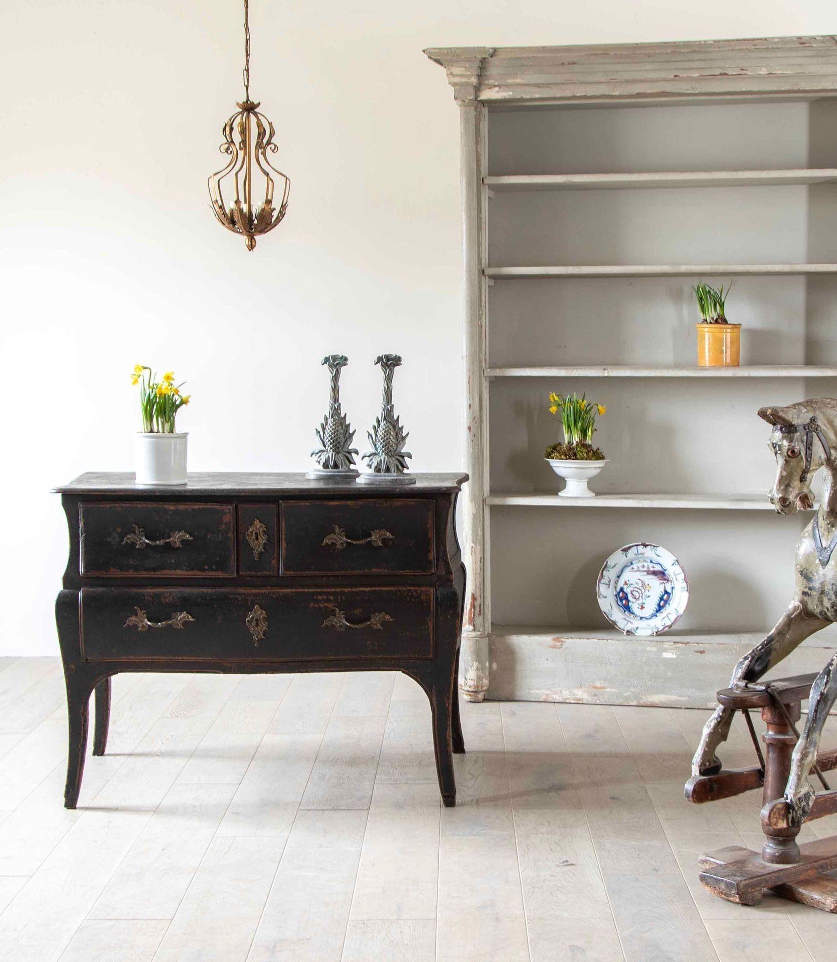 Un'elegante commode francese, chiamata 