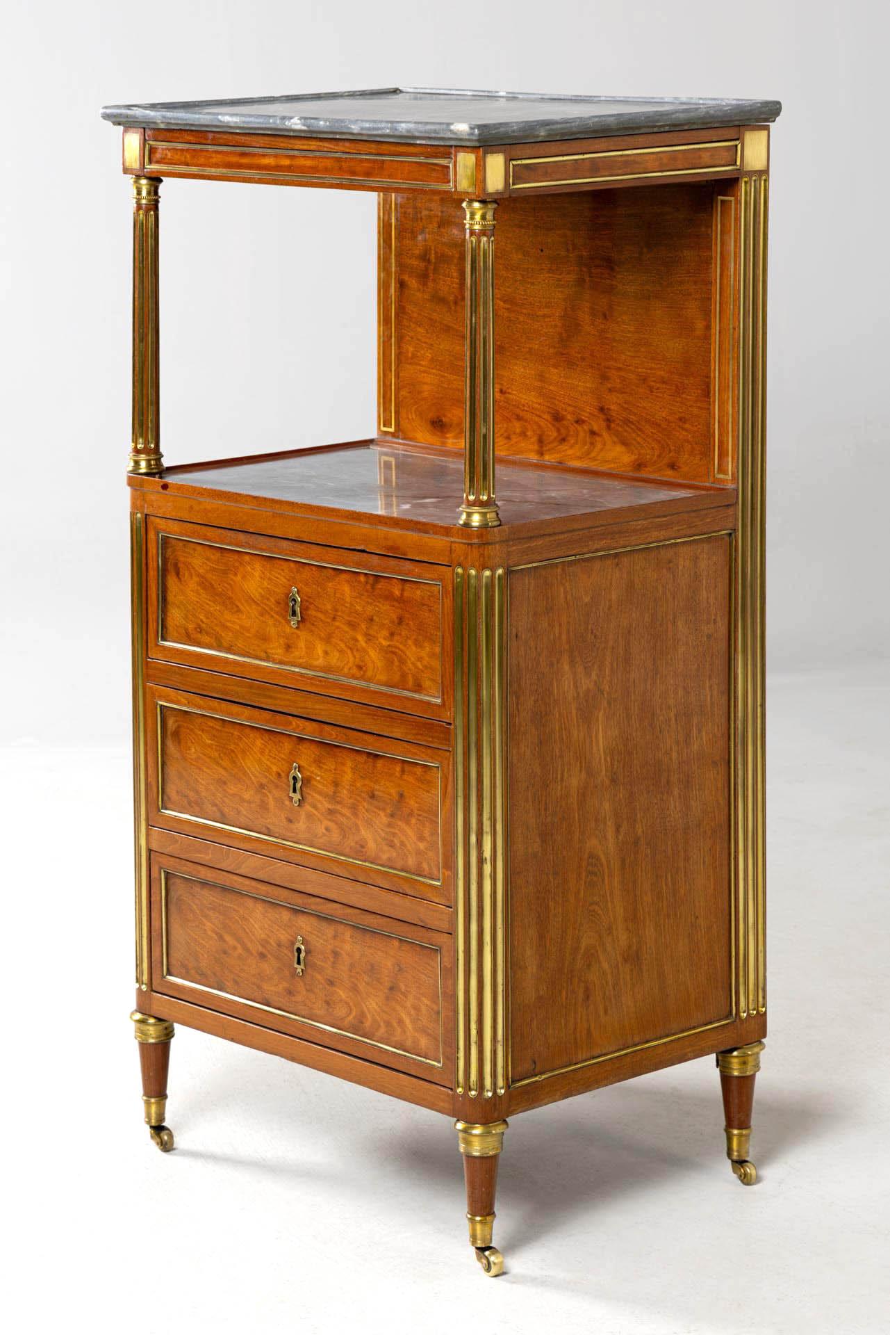 Kleiner antiker Frisiertisch

Paris
Mahagoni auf Eiche
Directoire um 1800

Abmessungen: H x B x T: 113 x 58 x 43 cm

Beschreibung:
In einer um 1800 erschienenen Ausgabe der berühmten Pariser Modezeitschrift 