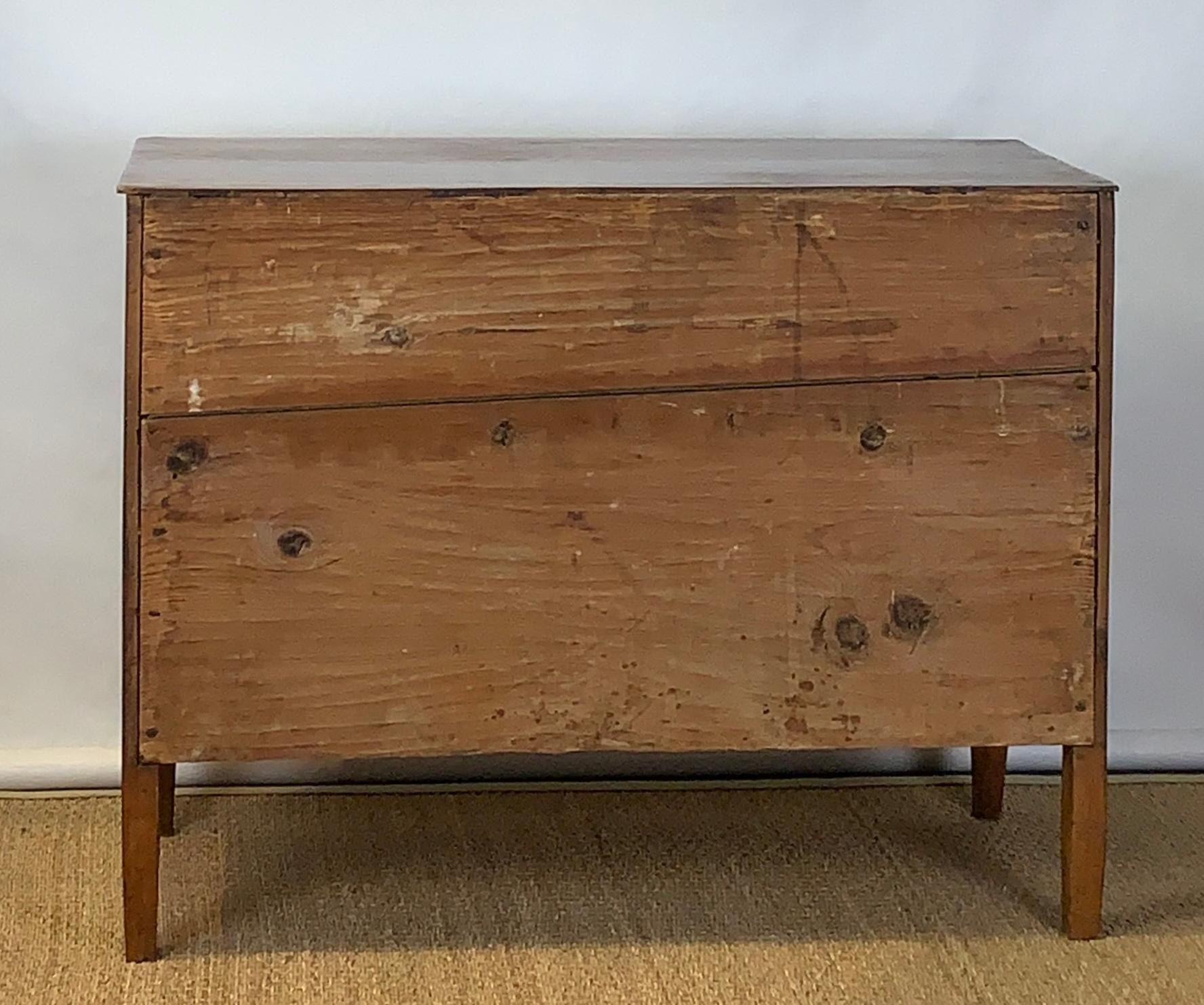 Early 19th Century French Two-Drawer Commode In Good Condition In Kilmarnock, VA