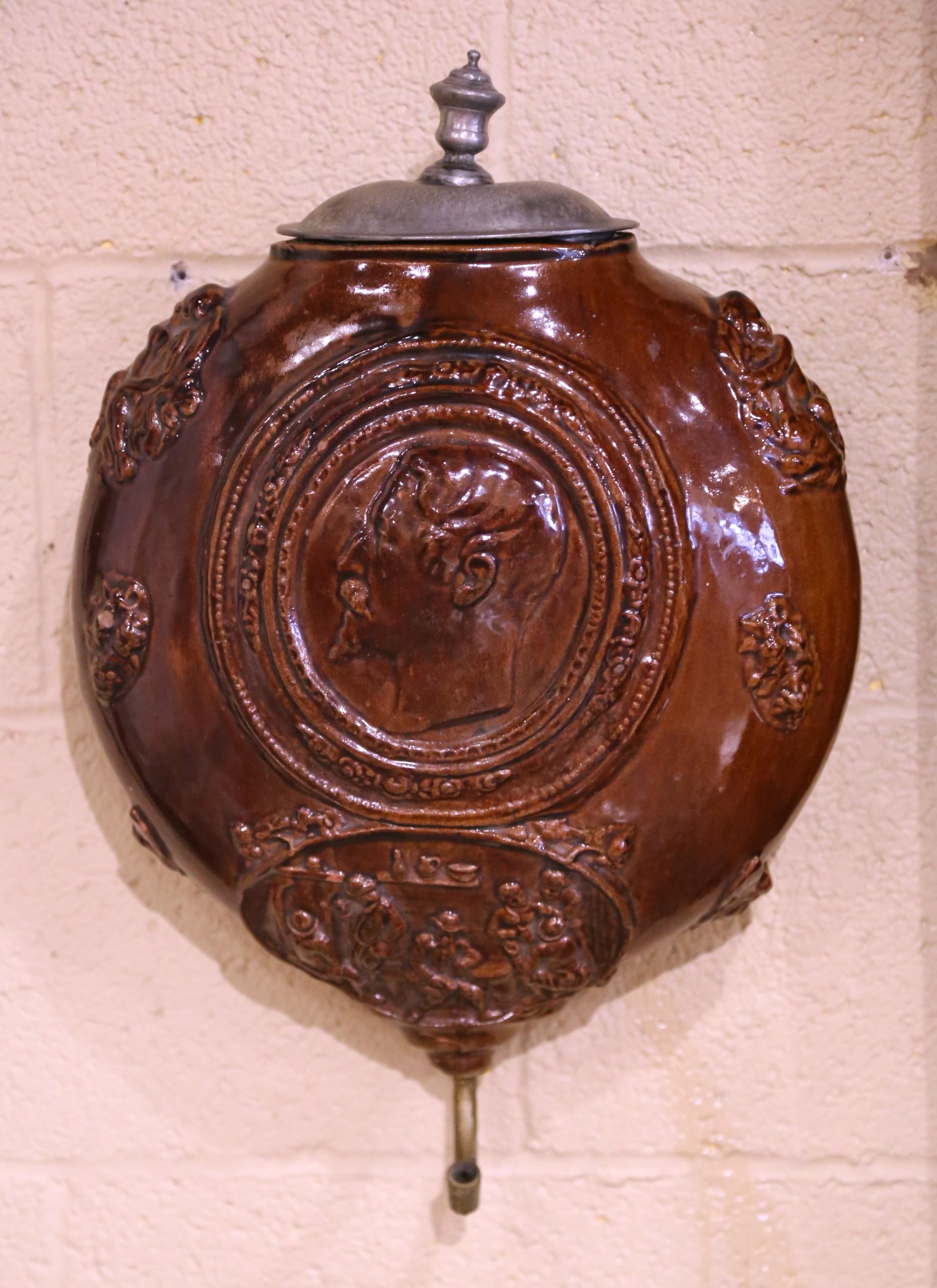 Fontaine Lavabo en terre cuite murale française du début du 19e siècle Excellent état - En vente à Dallas, TX