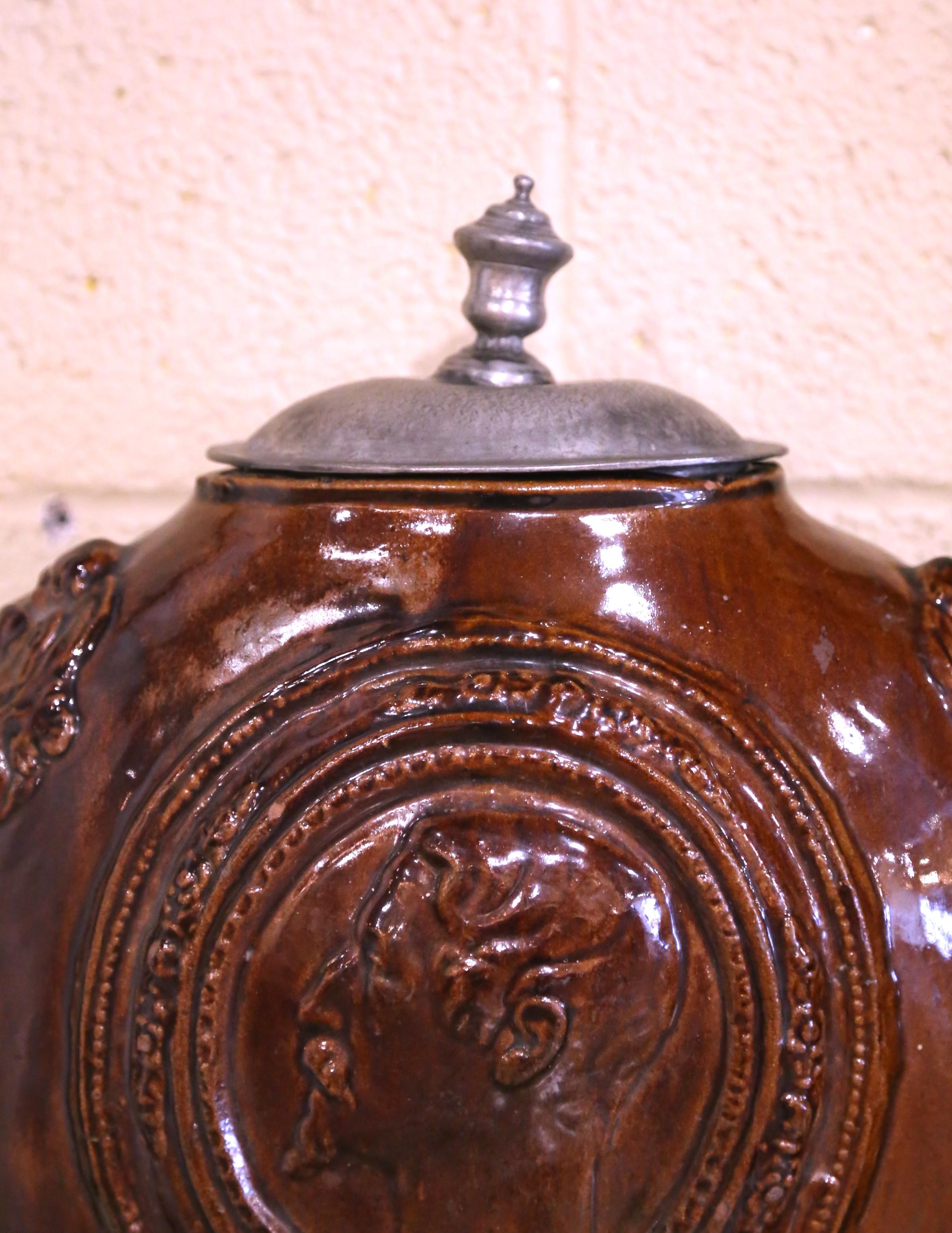 Terre cuite Fontaine Lavabo en terre cuite murale française du début du 19e siècle en vente