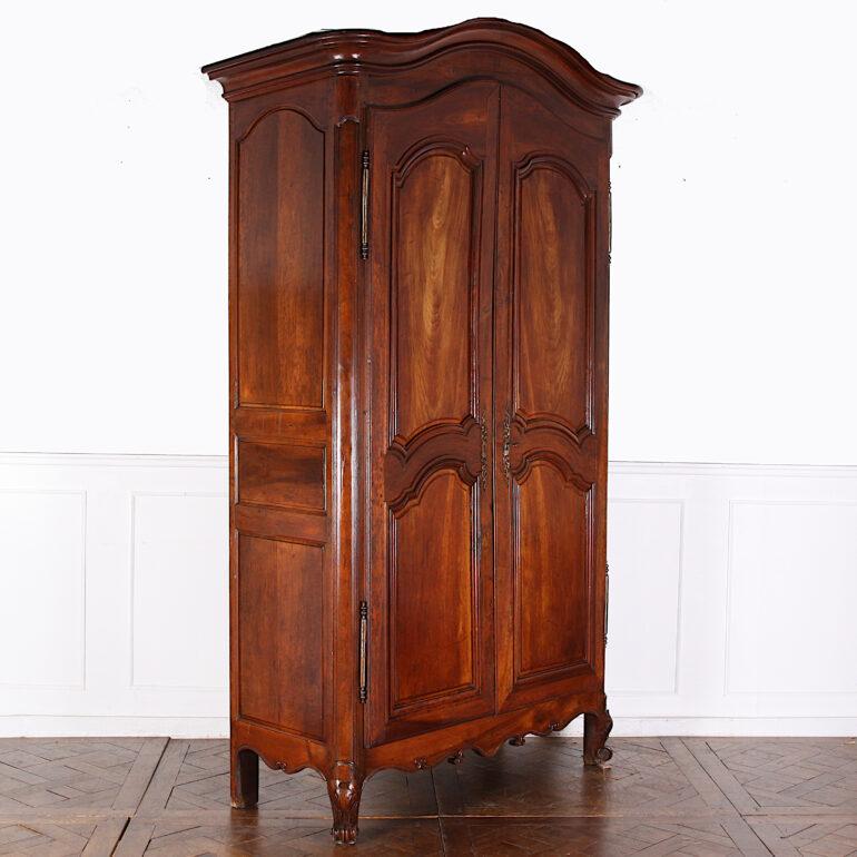 Early 19th Century French Walnut Armoire In Good Condition In Vancouver, British Columbia