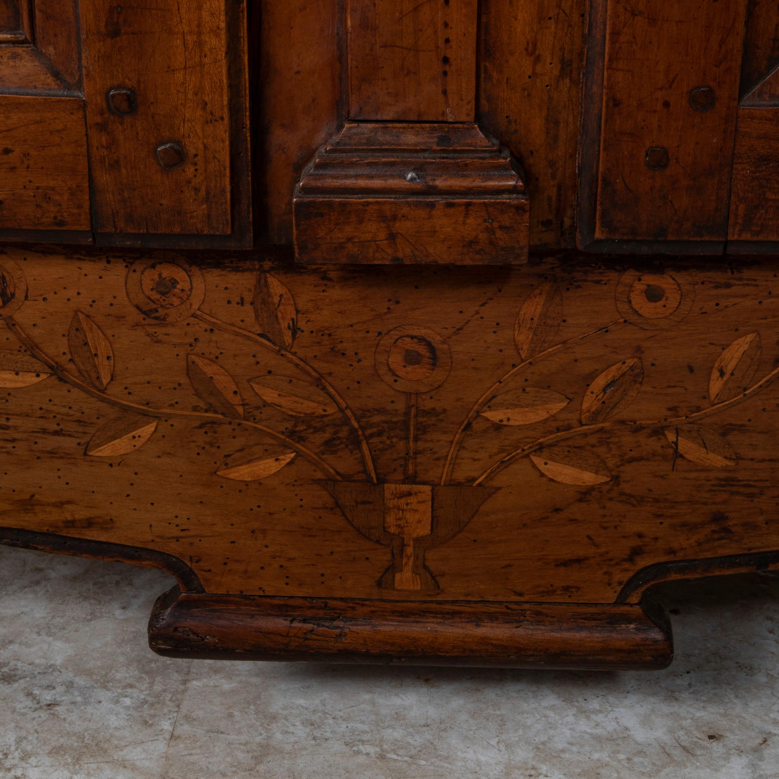 Early 19th Century French Walnut Buffet with Marquetry From the Dordogne Region For Sale 6