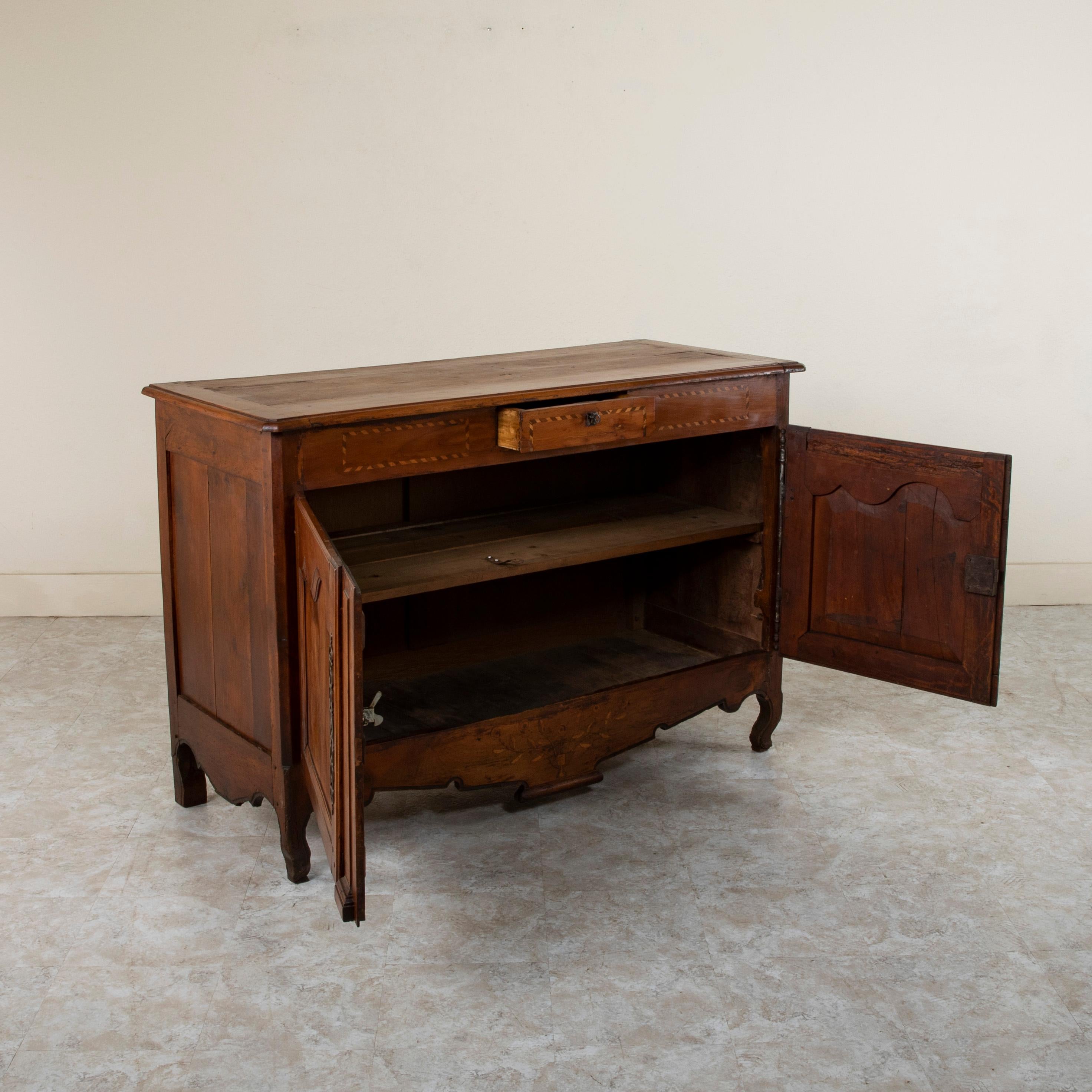 Early 19th Century French Walnut Buffet with Marquetry From the Dordogne Region For Sale 2