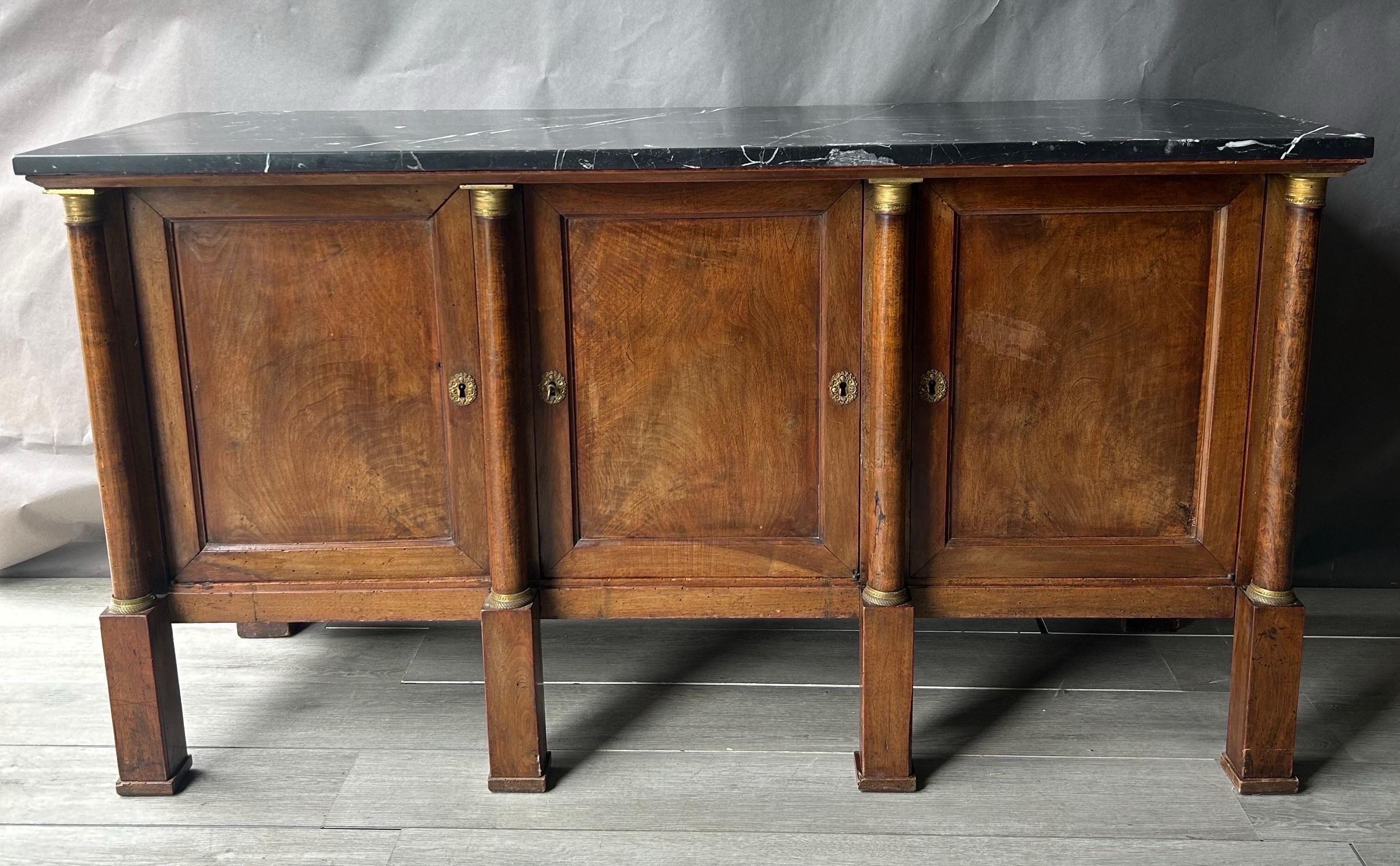 Stile impero Buffet in noce francese dei primi del XIX secolo con piano in marmo fossilizzato originale in vendita