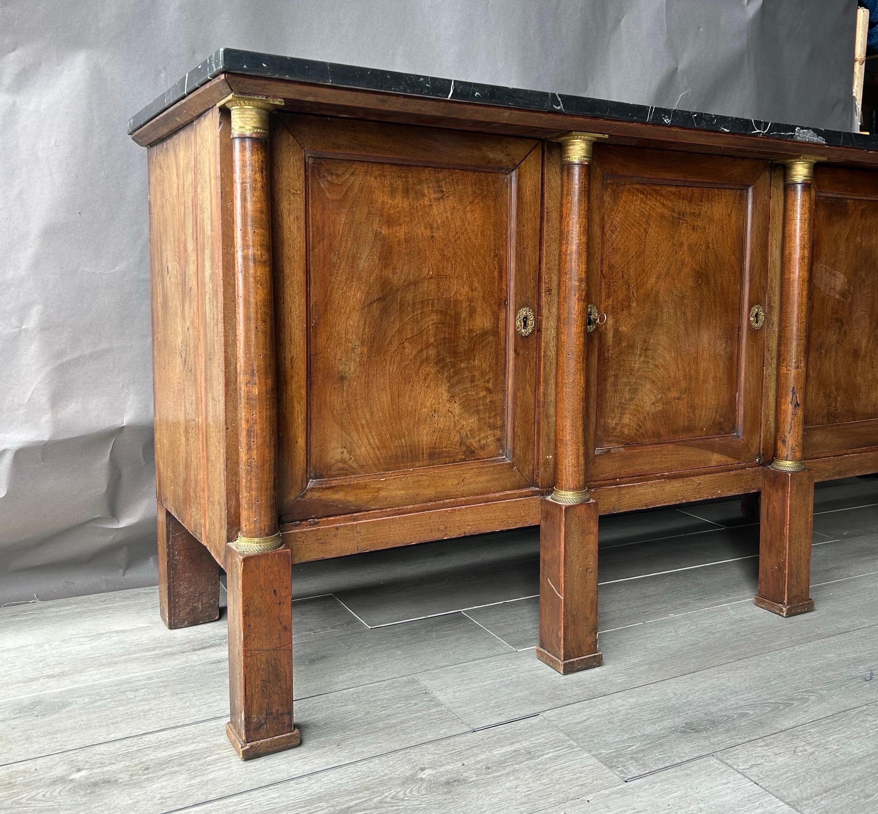 Marmo Buffet in noce francese dei primi del XIX secolo con piano in marmo fossilizzato originale in vendita