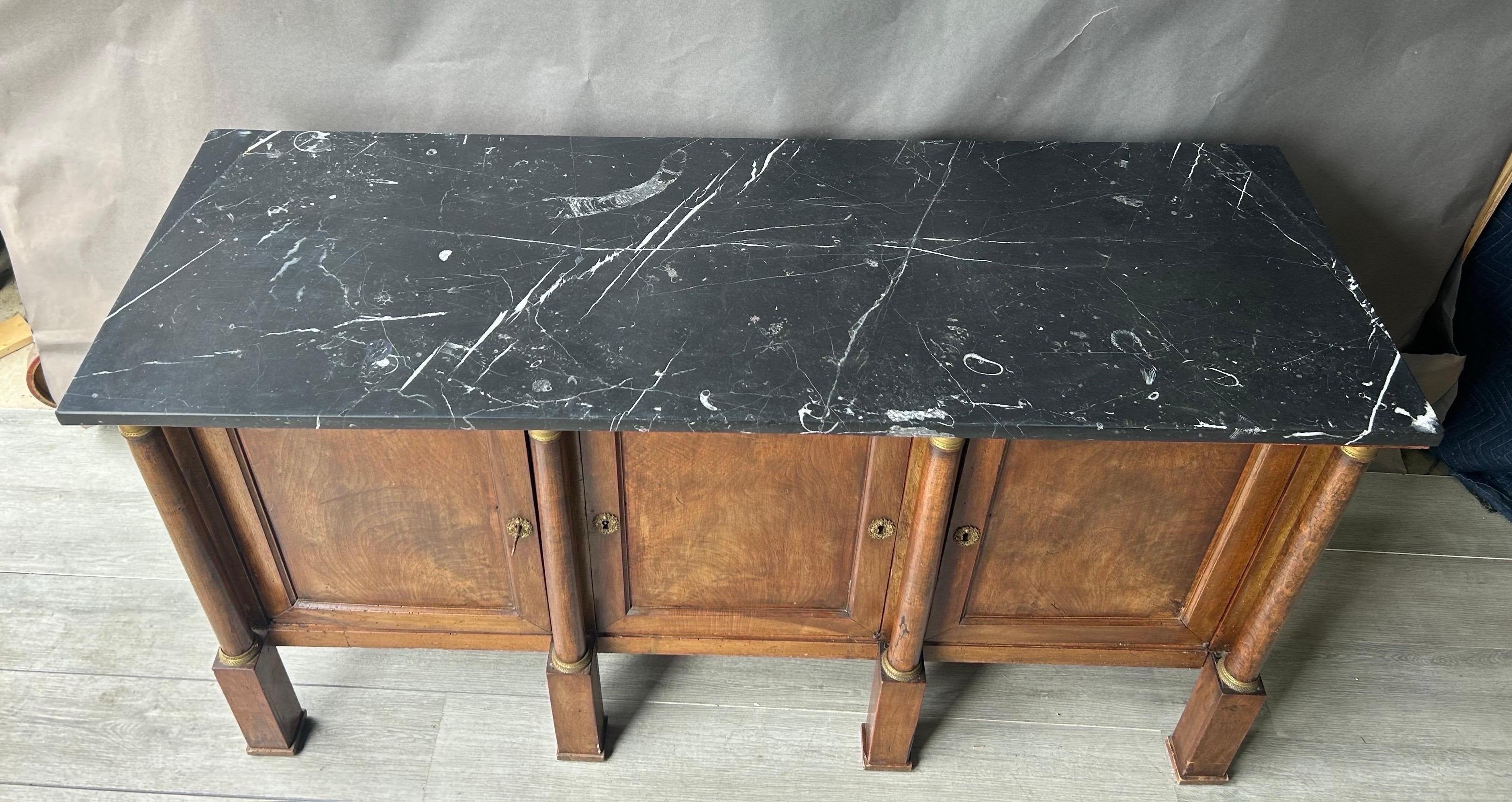 Buffet in noce francese dei primi del XIX secolo con piano in marmo fossilizzato originale in vendita 1