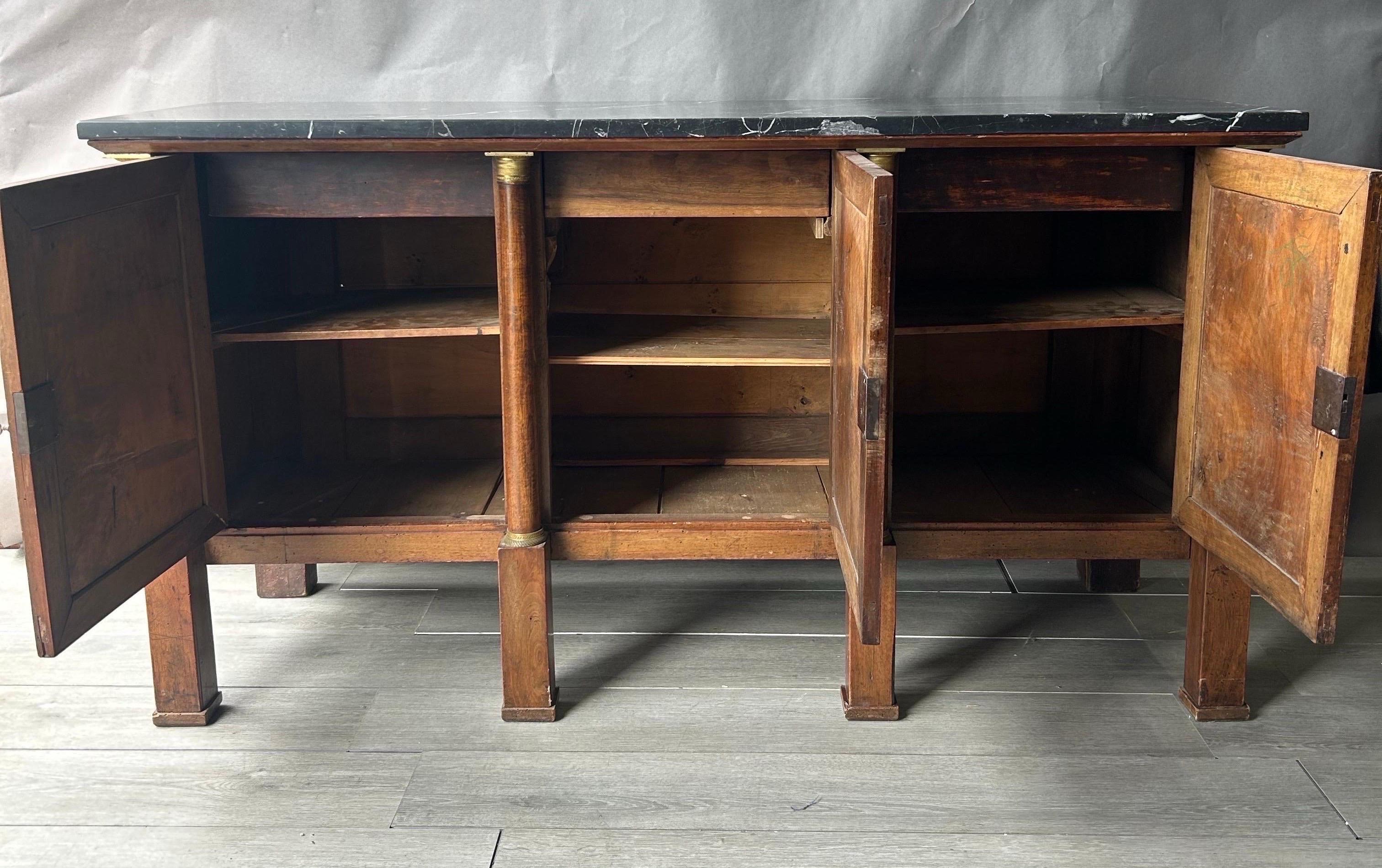 Buffet in noce francese dei primi del XIX secolo con piano in marmo fossilizzato originale in vendita 2