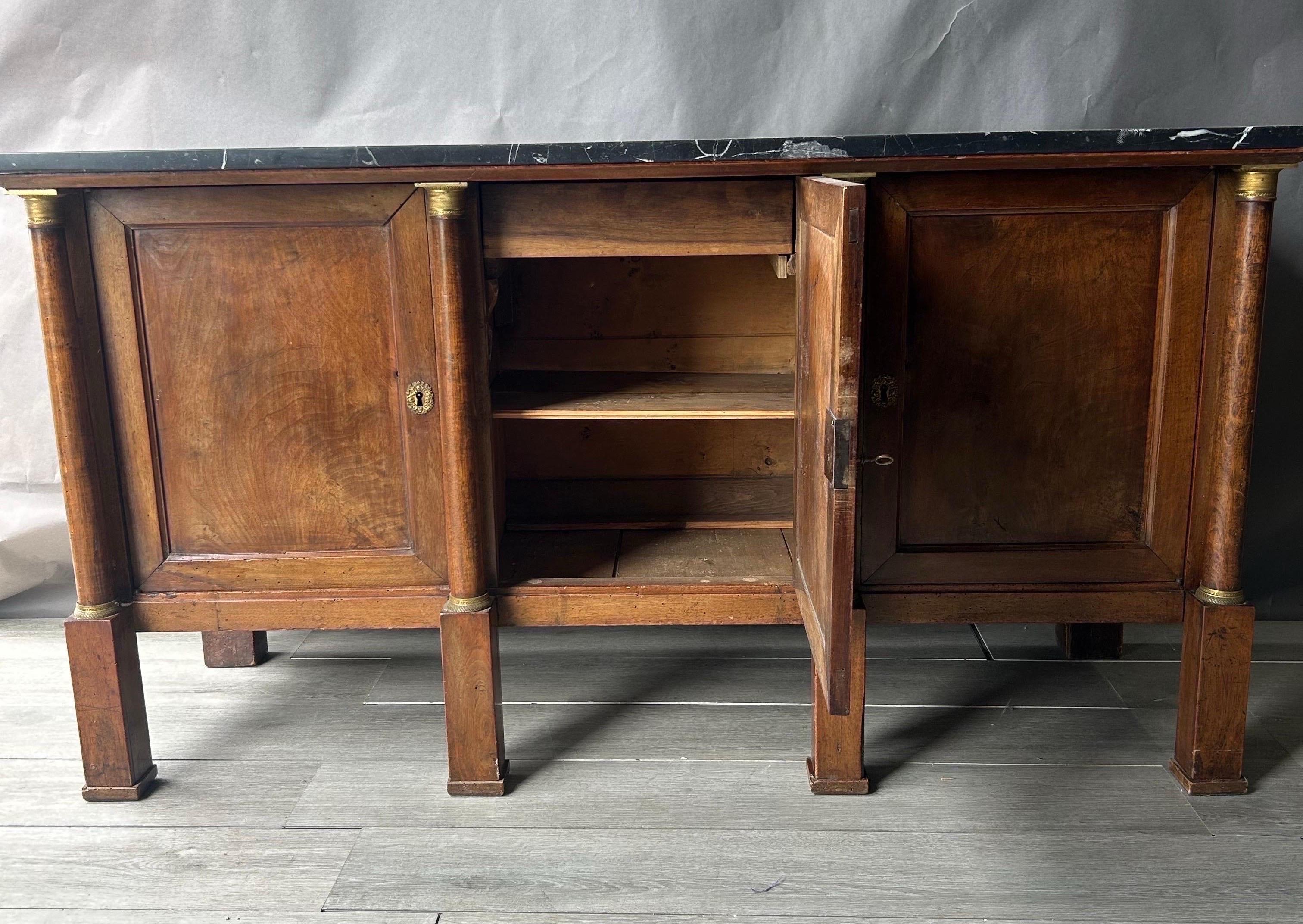 Buffet in noce francese dei primi del XIX secolo con piano in marmo fossilizzato originale in vendita 3
