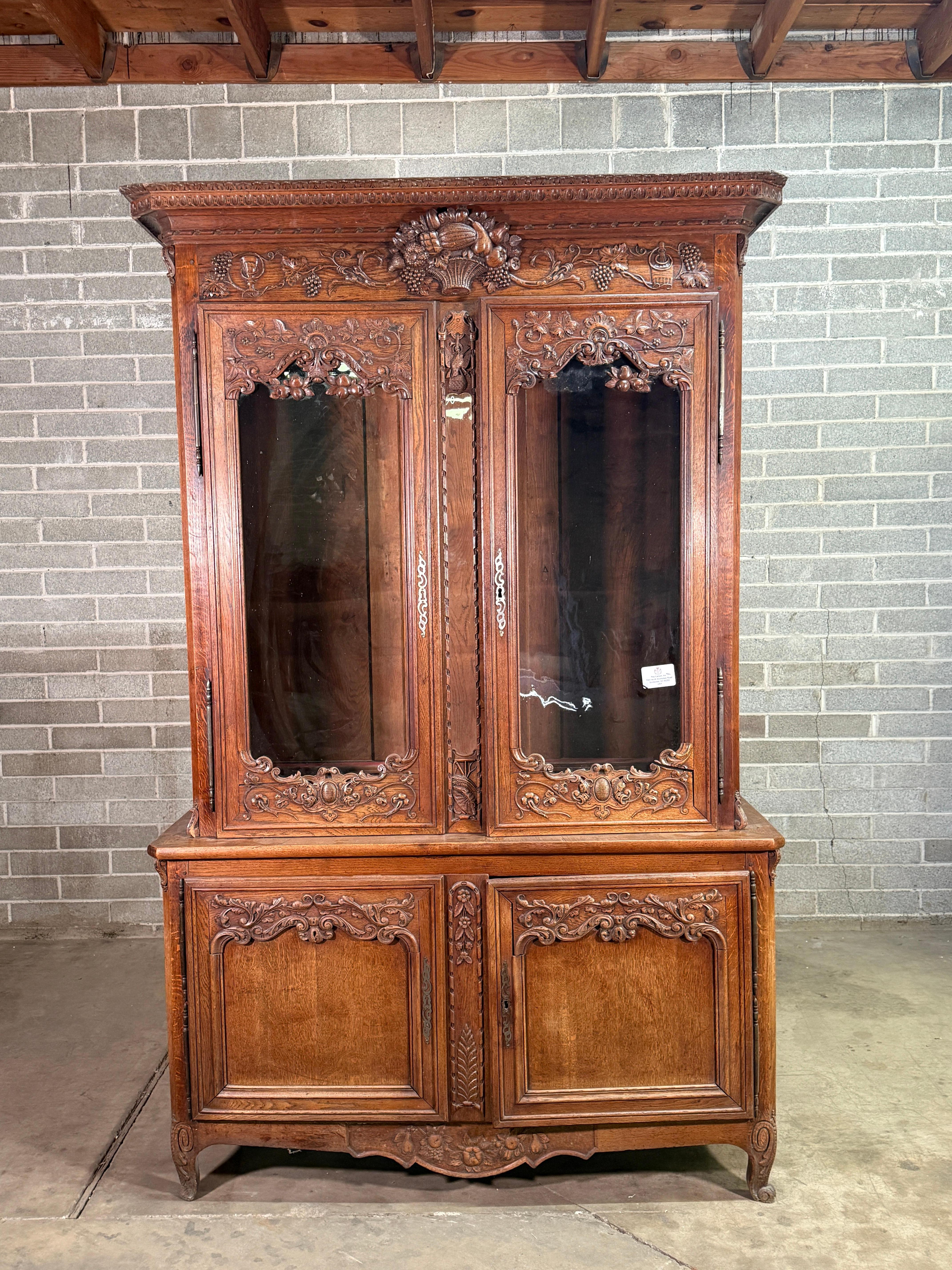 Buffet in noce francese dei primi del XIX secolo con mobile superiore in vetro 
Splendido pezzo acquistato in Francia. Molto alto, vetro originale. Ottime condizioni, vedi foto dettagliate. Usura appropriata all'età, vedi foto dettagliate, inviaci