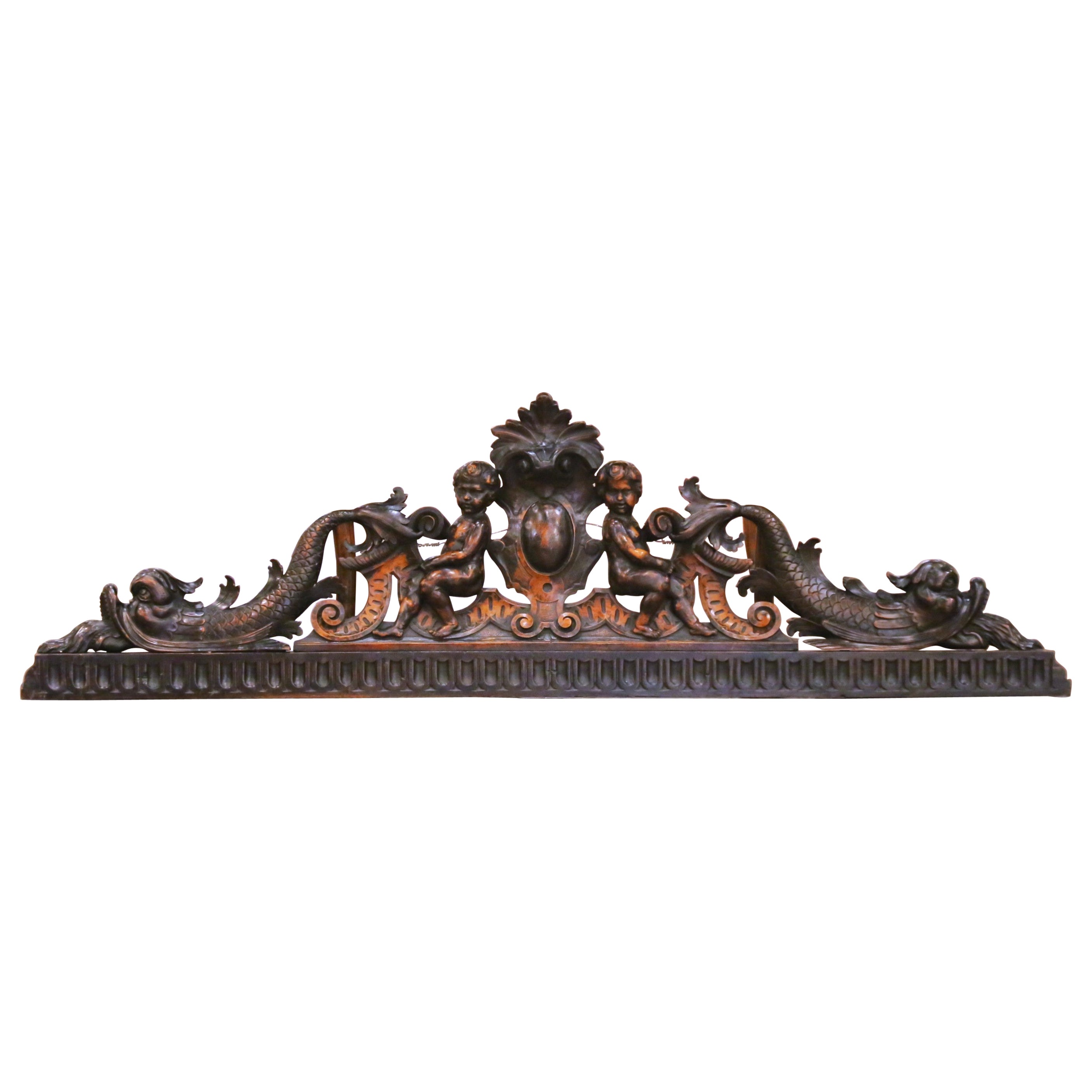 Fronton en noyer français du début du 19e siècle, sculpté de figures de Putti en vente