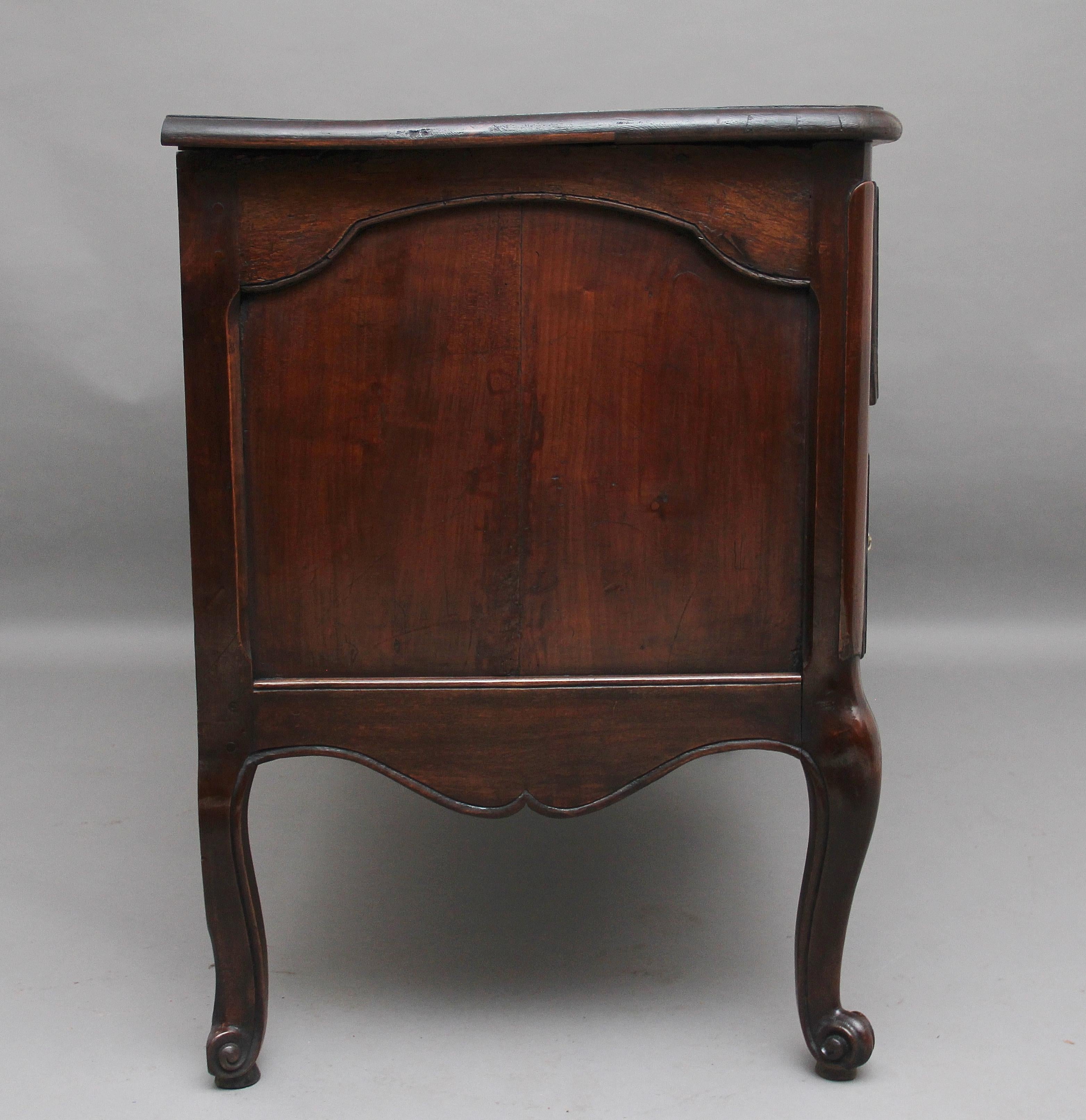 Early 19th Century French Walnut Commode For Sale 1