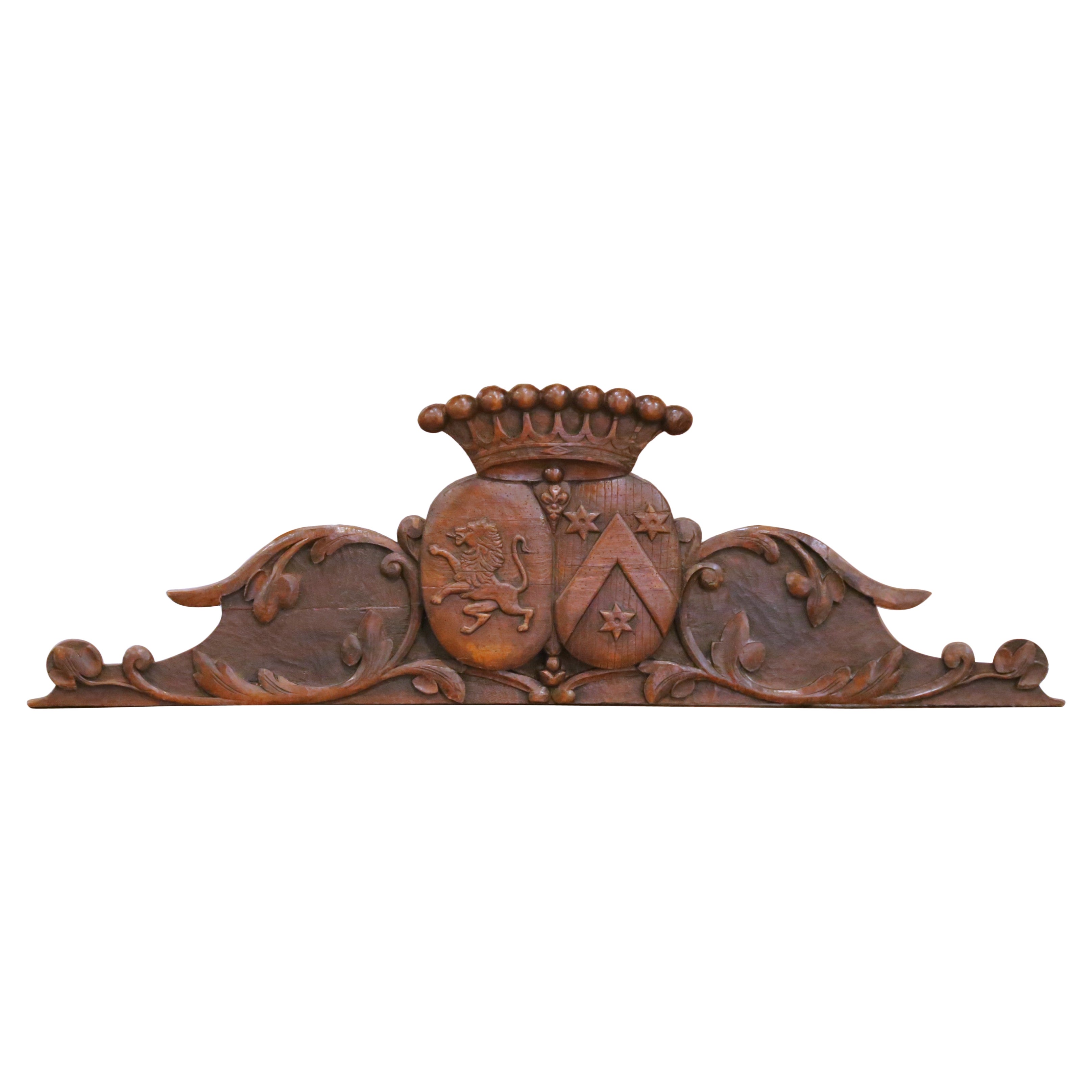 Decoración mural o frontón heráldico tallado en nogal francés de principios del siglo XIX en venta