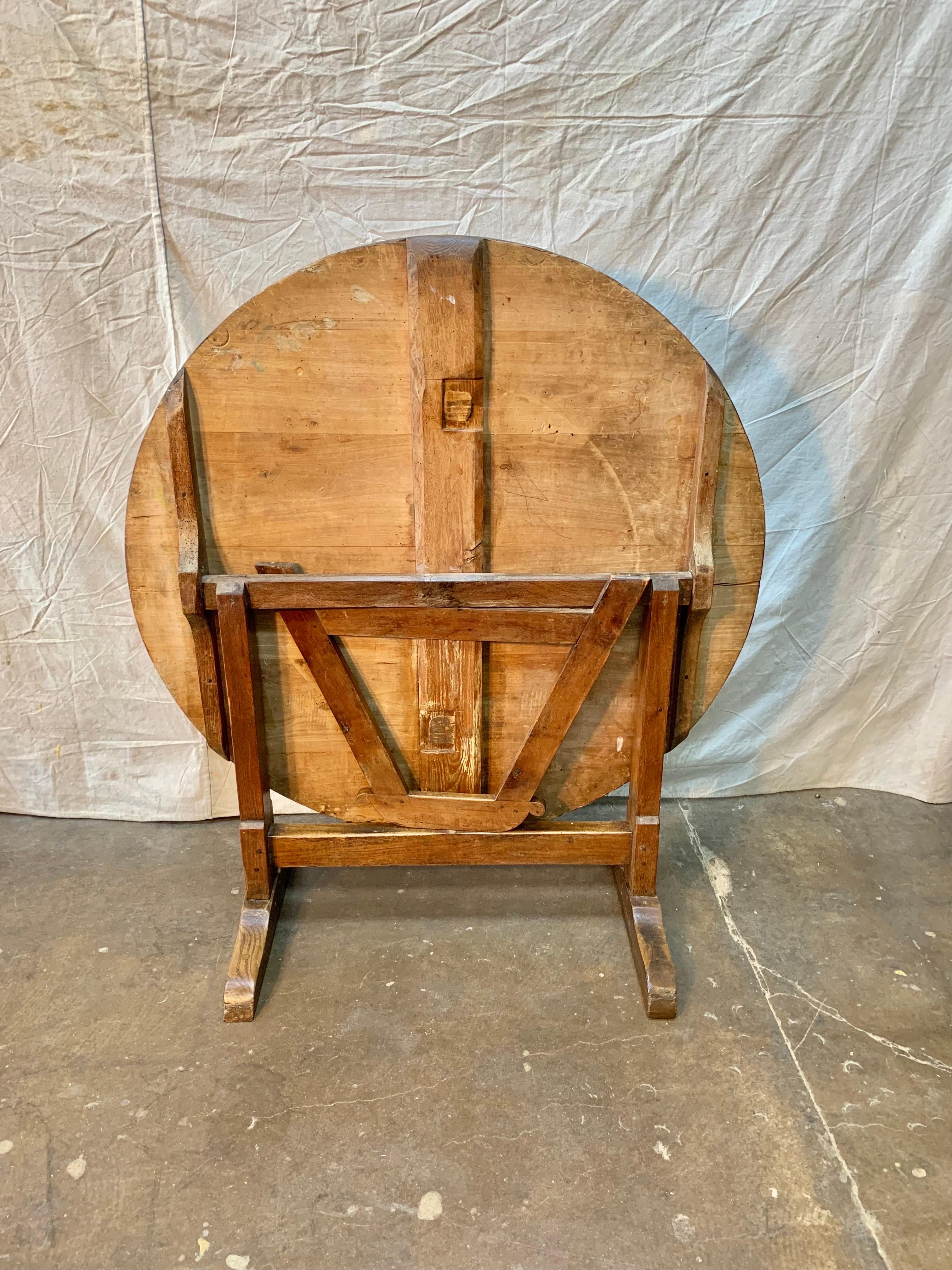 Early 19th Century French Walnut Wine Tasting Table For Sale 7