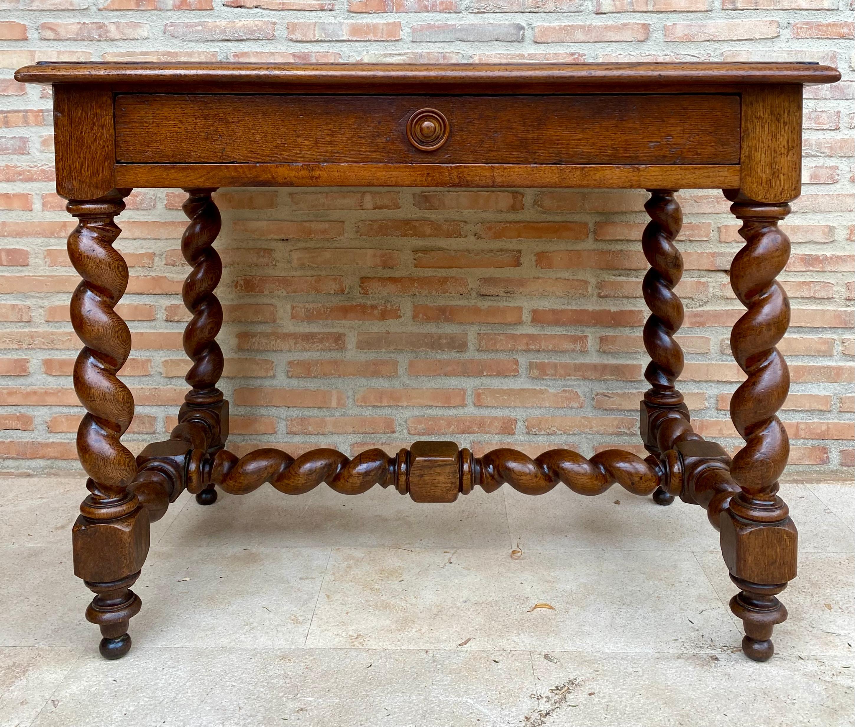 Belle pièce de bibliothèque en noyer pouvant servir de bureau ou de table de travail. Fabriqué en bois de noyer robuste. Tous ses pieds et traverses sont solomoniques et il possède un tiroir avec sa poignée en bois, il est du début du 19ème