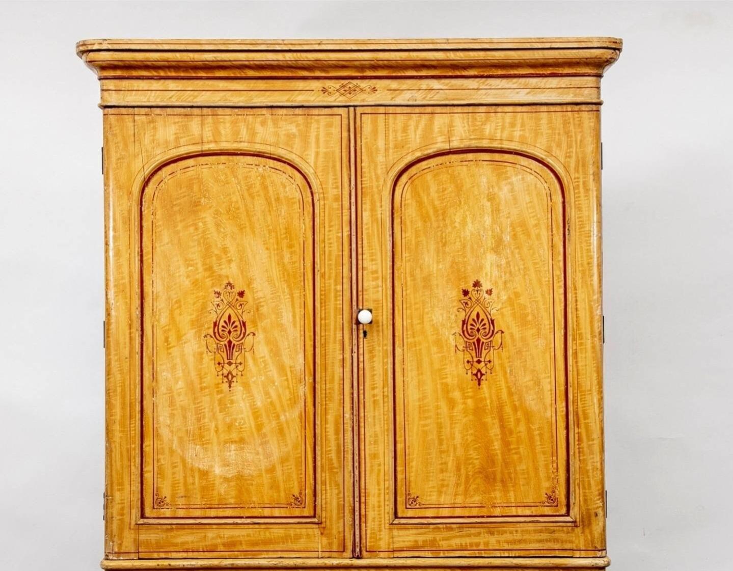 Georgian Early 19th Century Gainsford & Co Country English Faux Painted Linen Press For Sale