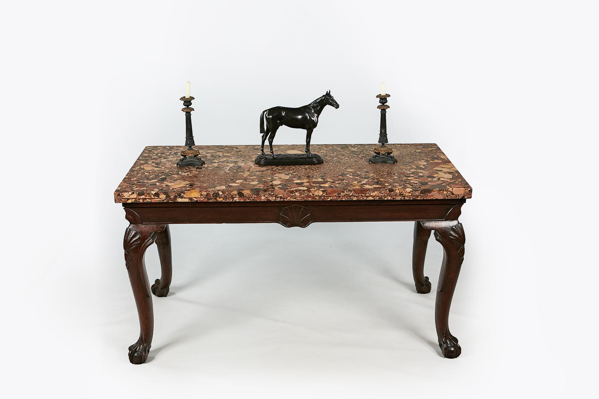Table d'appoint en acajou irlandais George III du début du XIXe siècle avec plateau en marbre Arrabida Breccia, le plateau en marbre étant surmonté d'une frise moulurée aux coins inclinés, centrée sur une coquille sculptée et soutenue par un pied