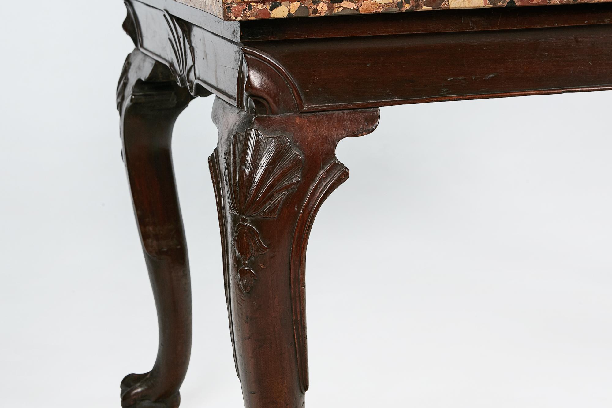 Marbre de Brescia Table d'appoint irlandaise George III du début du 19e siècle avec plateau en marbre brèche d'Arrabida en vente