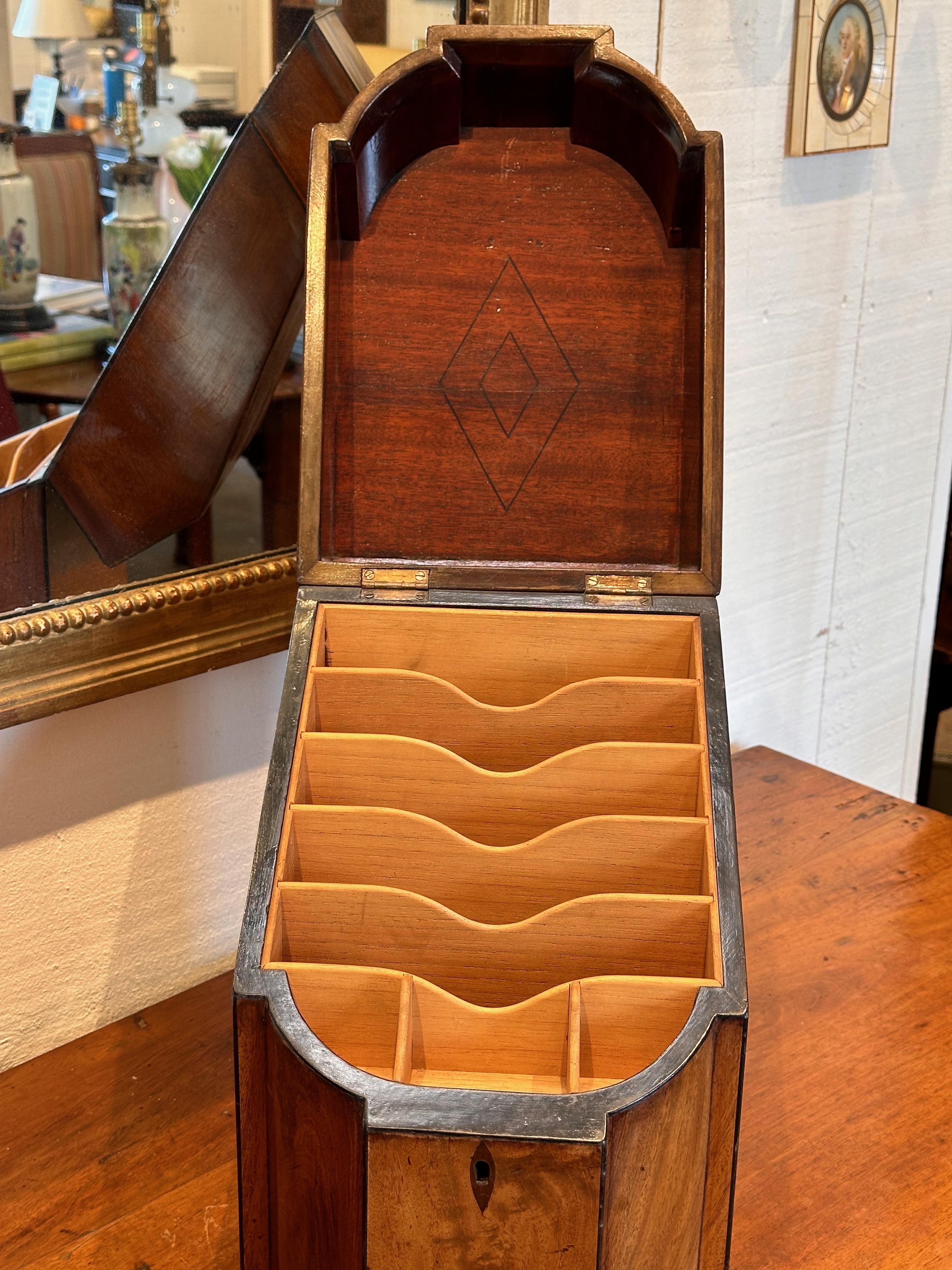 Early 19th Century George III Knife Box In Good Condition For Sale In Charlottesville, VA