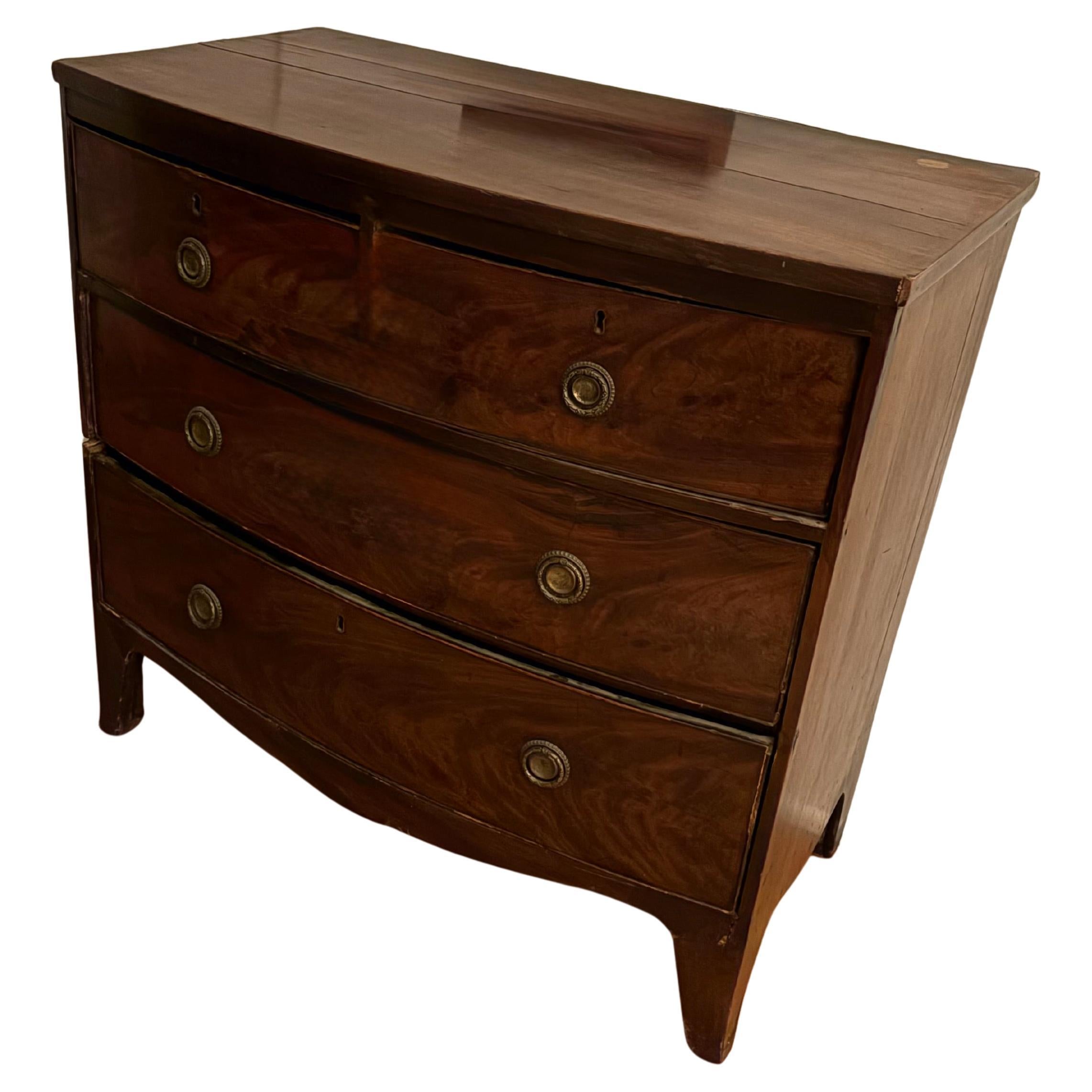 Early 19th-Century George III Mahogany Bow-Front Chest of Drawers, UK en venta