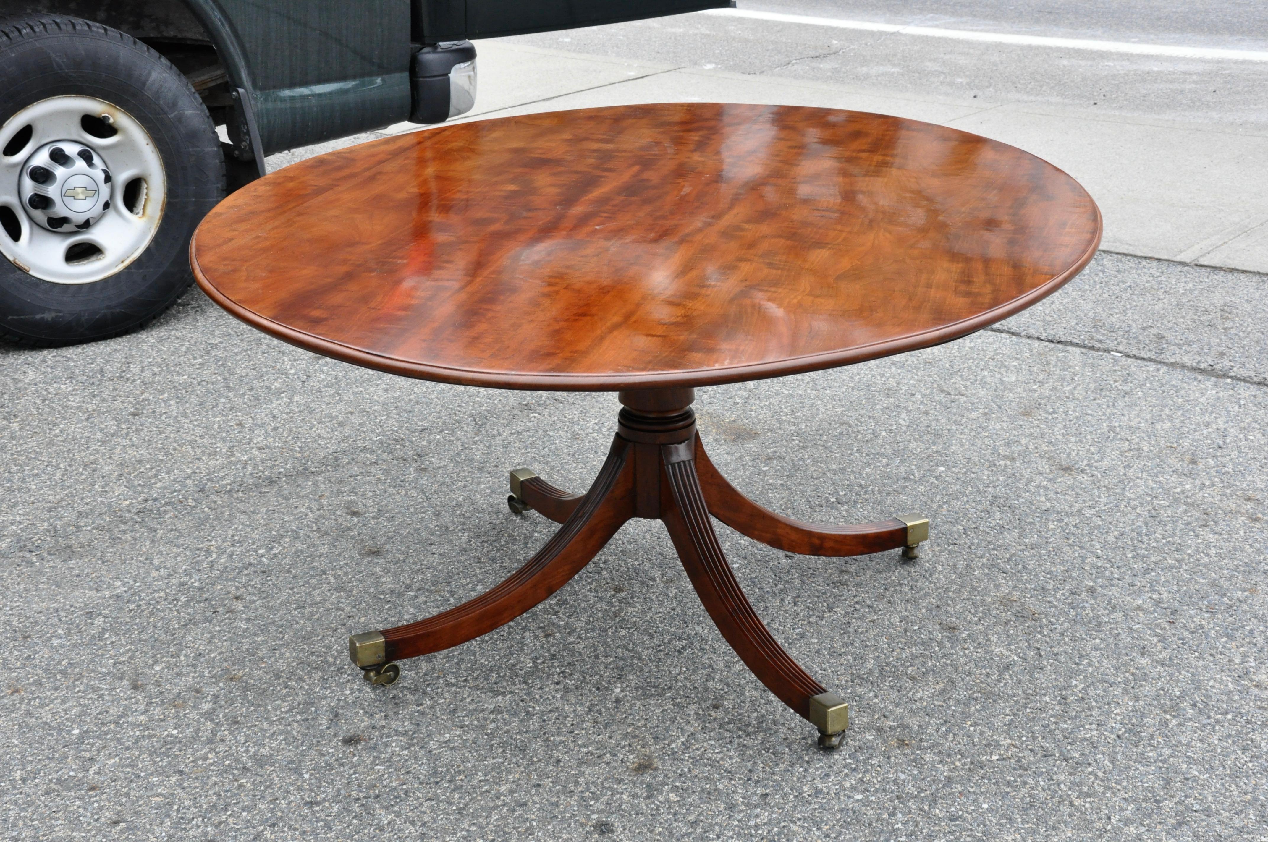 Early 19th Century George III Oval Mahogany Breakfast Dining Table In Good Condition In Essex, MA