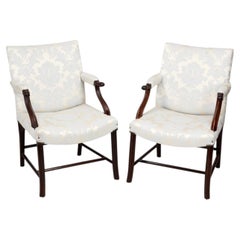 Pareja de sillas de biblioteca Gainsborough de principios del siglo XIX Jorge III