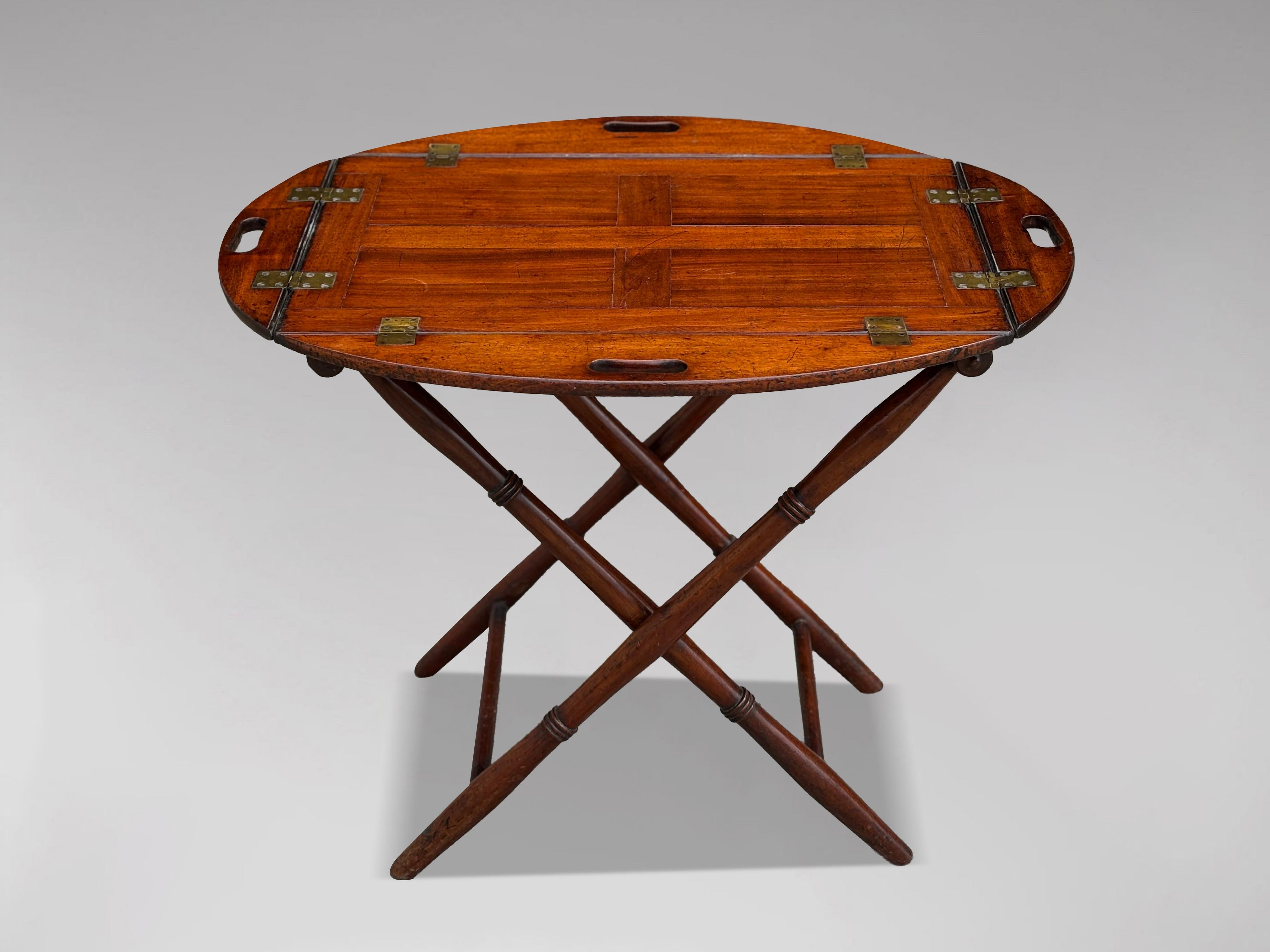 Feines Mahagoni-Butler-Tablett aus dem frühen 19. Jahrhundert aus der Zeit von Georg III. auf Originalständer

Dieses elegante Mahagoni-Butler-Tablett aus dem frühen 19. Jahrhundert ist ein wunderbares Beispiel für Handwerkskunst und Design aus der