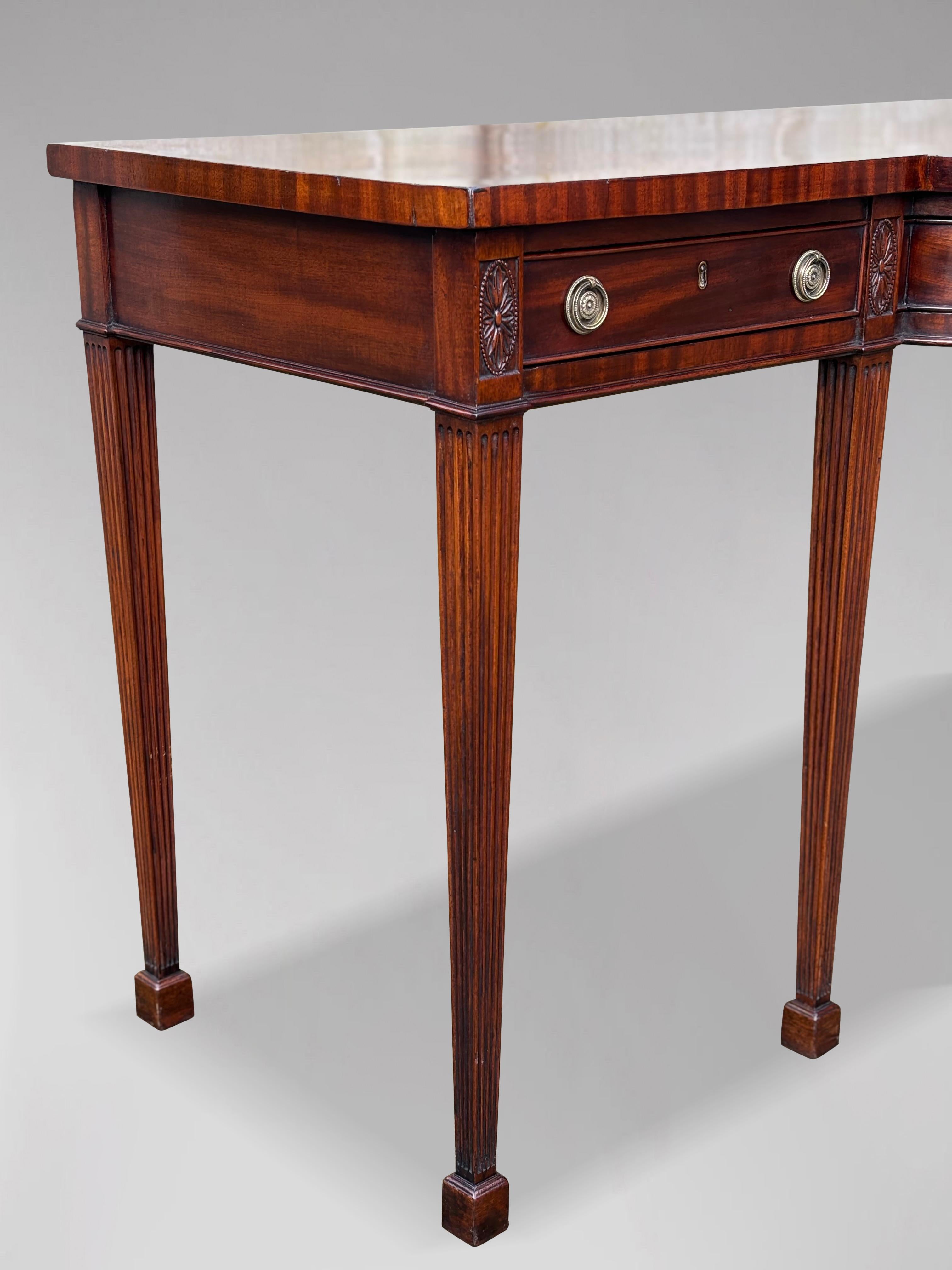 Early 19th Century George III Period Mahogany Serving Table In Good Condition For Sale In Petworth,West Sussex, GB